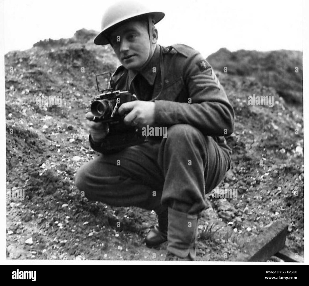 Il sergente C. Bourne dell'esercito britannico è fotografato come membro dell'Army Film and Photo Unit, responsabile della documentazione militare e della fotografia. Foto Stock