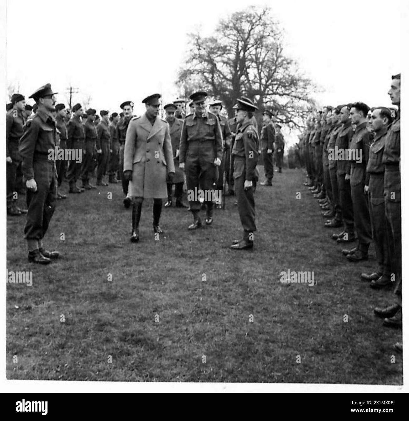 Sua Maestà il Re ispeziona il 2nd Battalion, Deon Regiment dell'esercito britannico durante una visita alle truppe d'invasione. Foto Stock