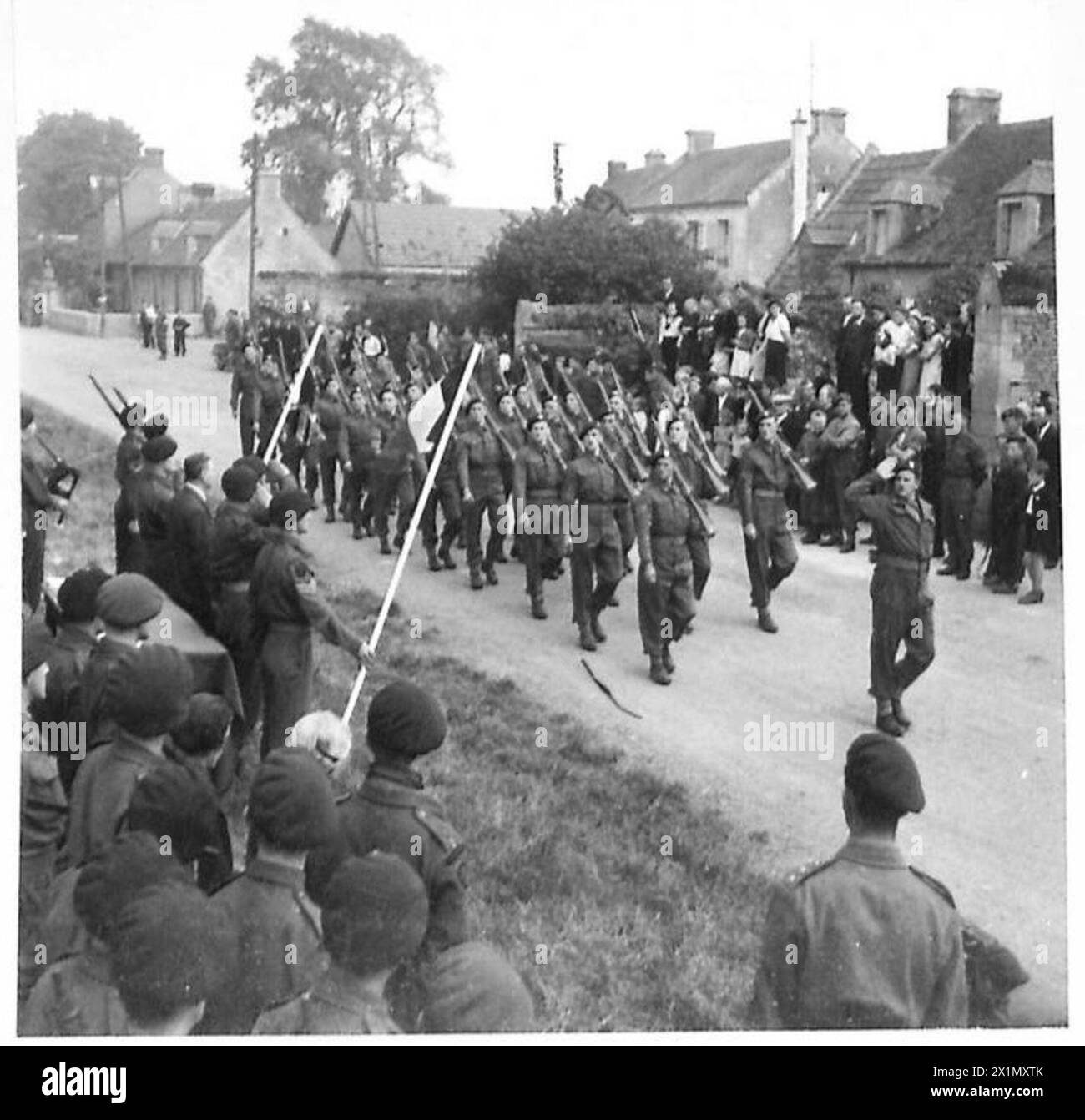 I Commandos delle unità Commando No. 4 e No. 10, comprese le truppe internazionali, marciano in Normandia dopo un servizio della giornata della Bastiglia sotto il British Army, 21st Army Group. Foto Stock I Commandos delle unità Commando No. 4 e No. 10, comprese le truppe internazionali, marciano in Normandia dopo un servizio della giornata della Bastiglia sotto il British Army, 21st Army Group. Foto Stock