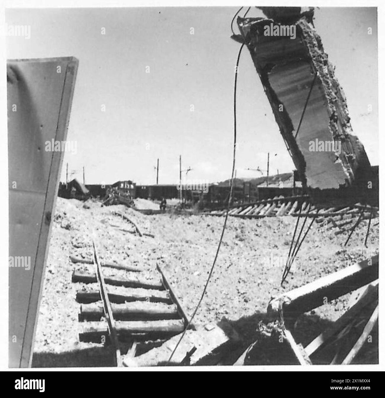 Un affollato cantiere merci a nord di Roma lungo la Route 4 fu bombardato, bloccando gli ingressi e immobilizzando un po' di materiale rotabile, mostrando gli effetti delle operazioni di bombardamento dell'esercito britannico. Foto Stock