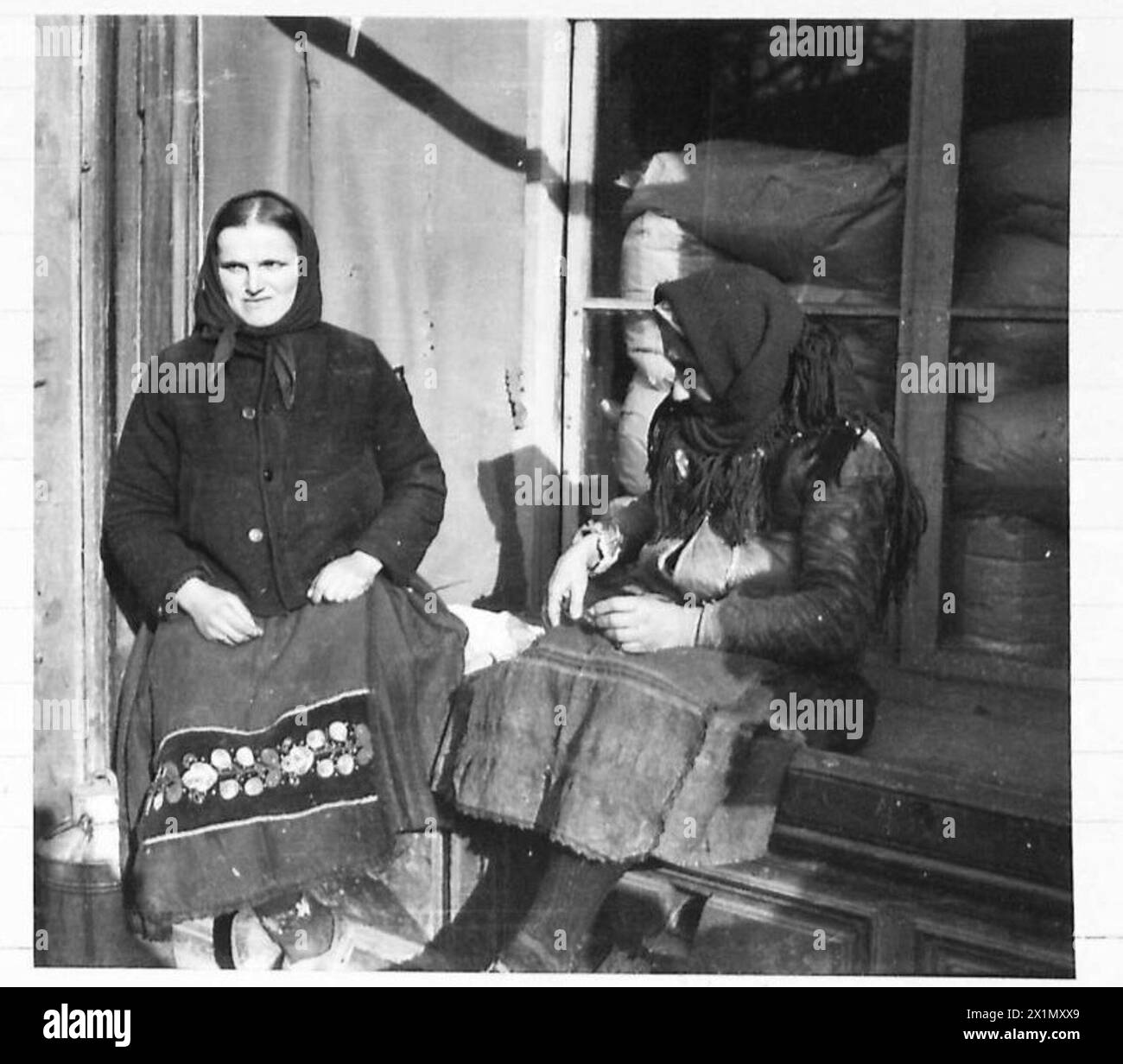 SCENE DI BELGRADESTREET A BELGRADO - due contadine serbe si riposano su un negozio, dopo una dura mattinata di lavoro vendendo i loro prodotti di campagna in città, l'esercito britannico Foto Stock