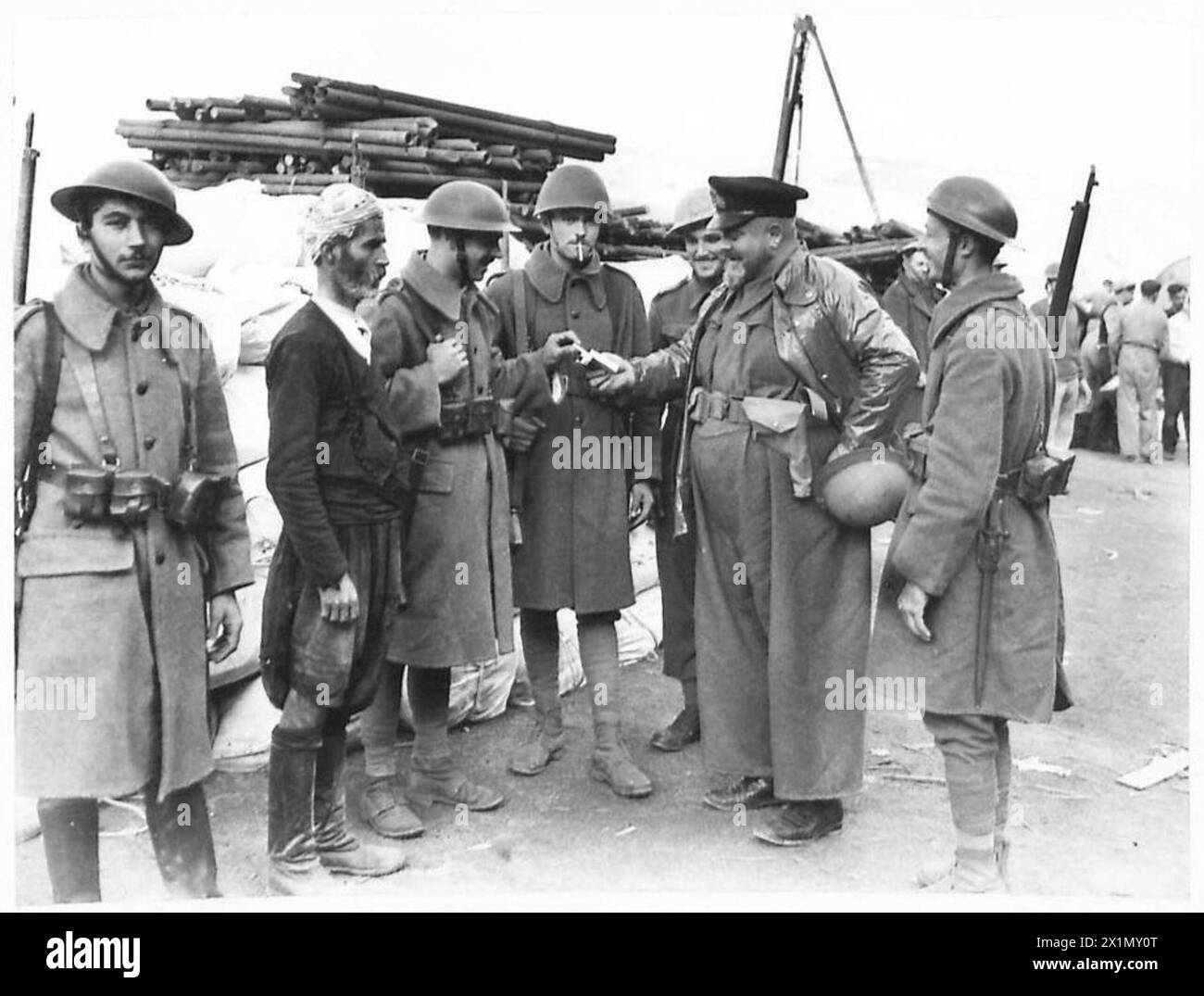 Le truppe britanniche arrivano a una banchina in Grecia durante le operazioni, British Army. Foto Stock