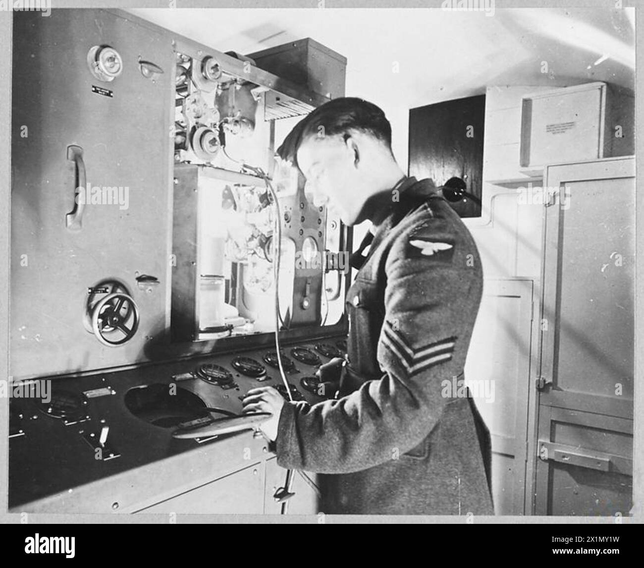 Viene mostrato un trasmettitore RAF con il pannello anteriore rimosso per l'ispezione delle tensioni del filamento della valvola utilizzando un voltmetro principale incorporato, 1945. Foto Stock