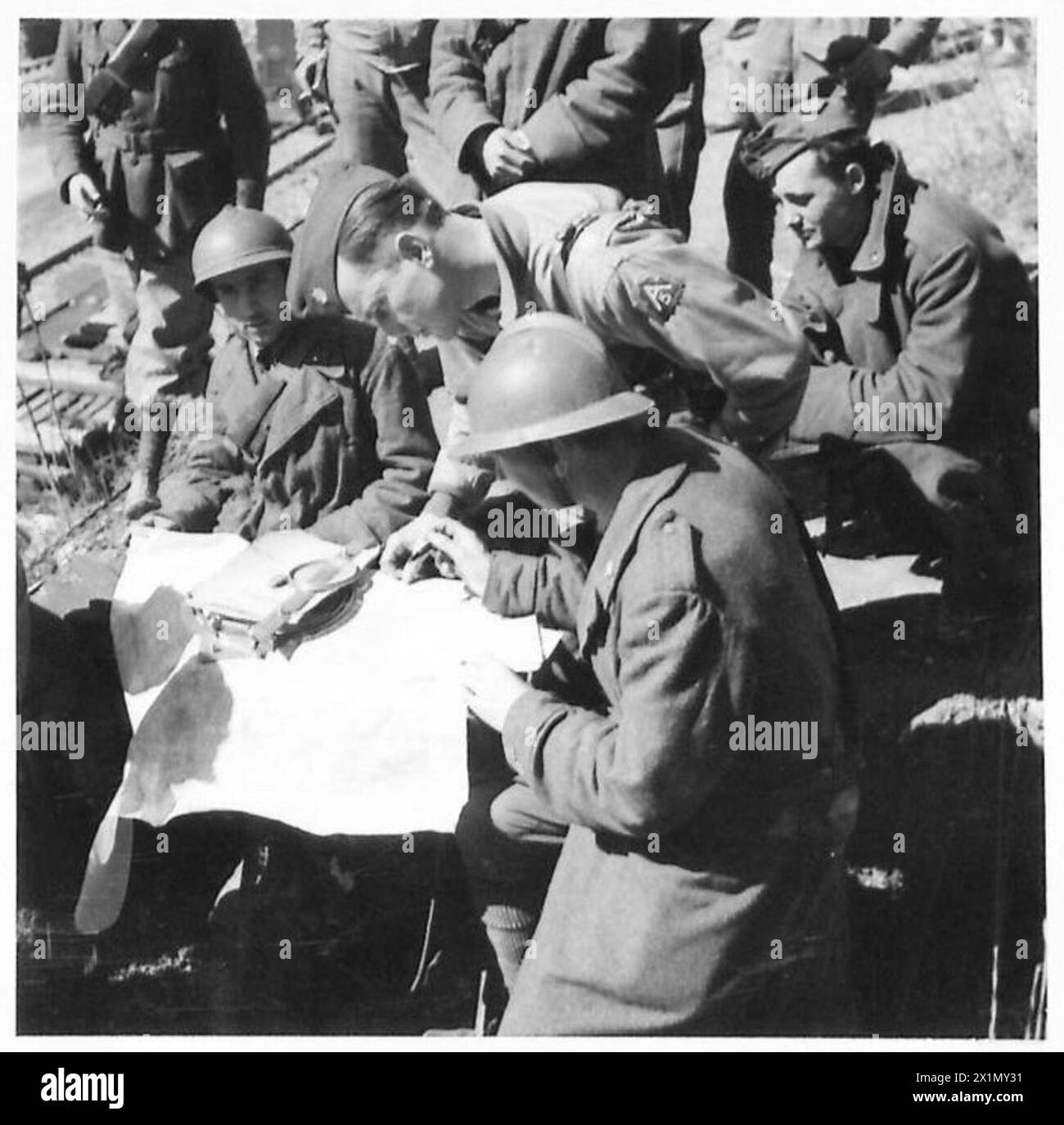 Il maggiore W.L. Foltz della HQ 632 Field Artillery Battery, U.S. Army, coordina con un capitano italiano mentre i cannoni ferroviari sono pronti per il fuoco, Fifth Army, British Army. Foto Stock