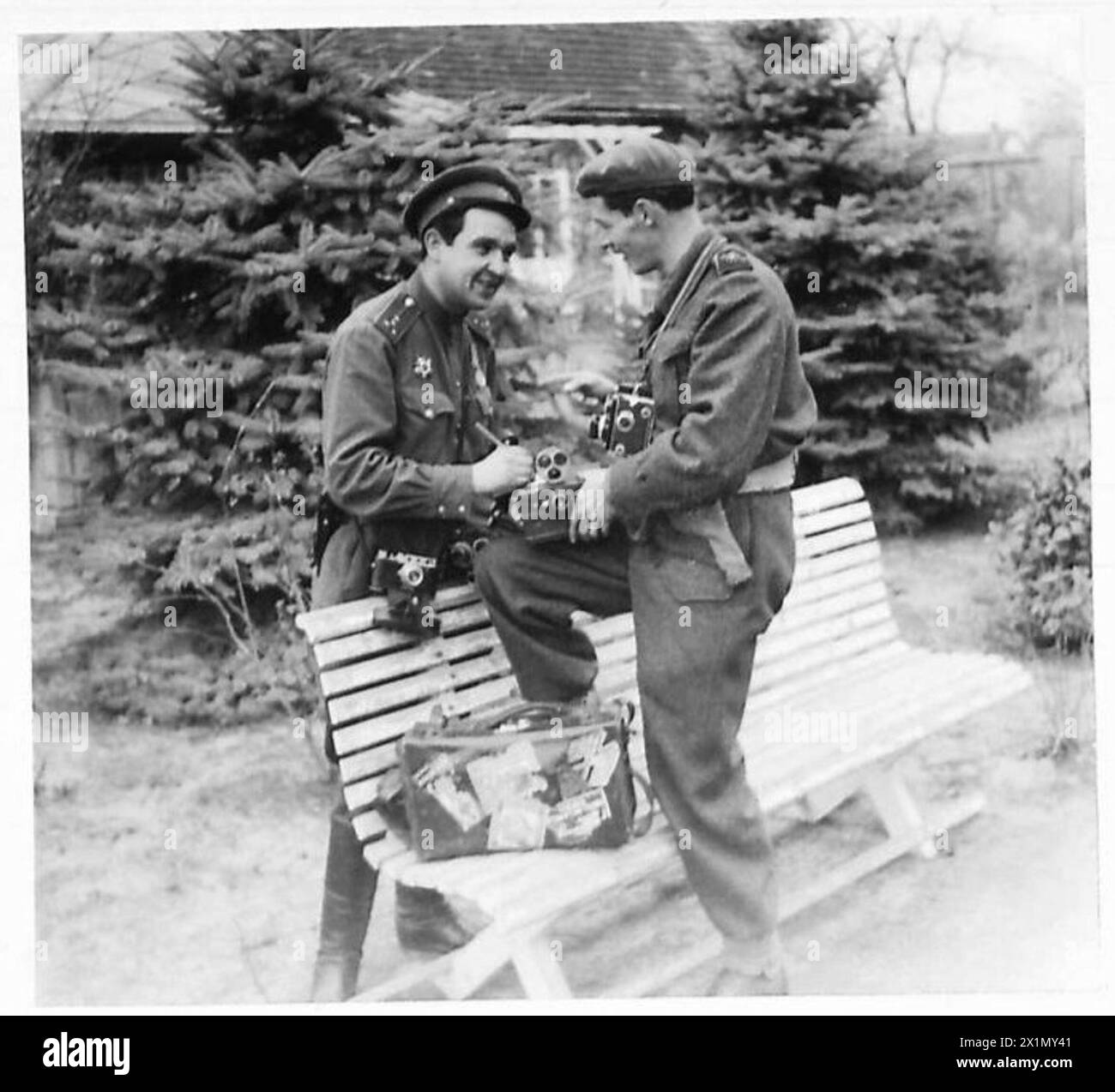 Il capitano Boris Scher, ex partigiano di Leningrado e fotografo dell'esercito russo, incontra il sergente D.C. Johnson della British Army Film Unit, in occasione del loro primo incontro; Scher ha fotografato diversi fronti tra cui austriaco, Stalingrado, ucraino, Donbas, Stalino, Finlandia, Prussia e Jugoslavia, esercito britannico. Foto Stock