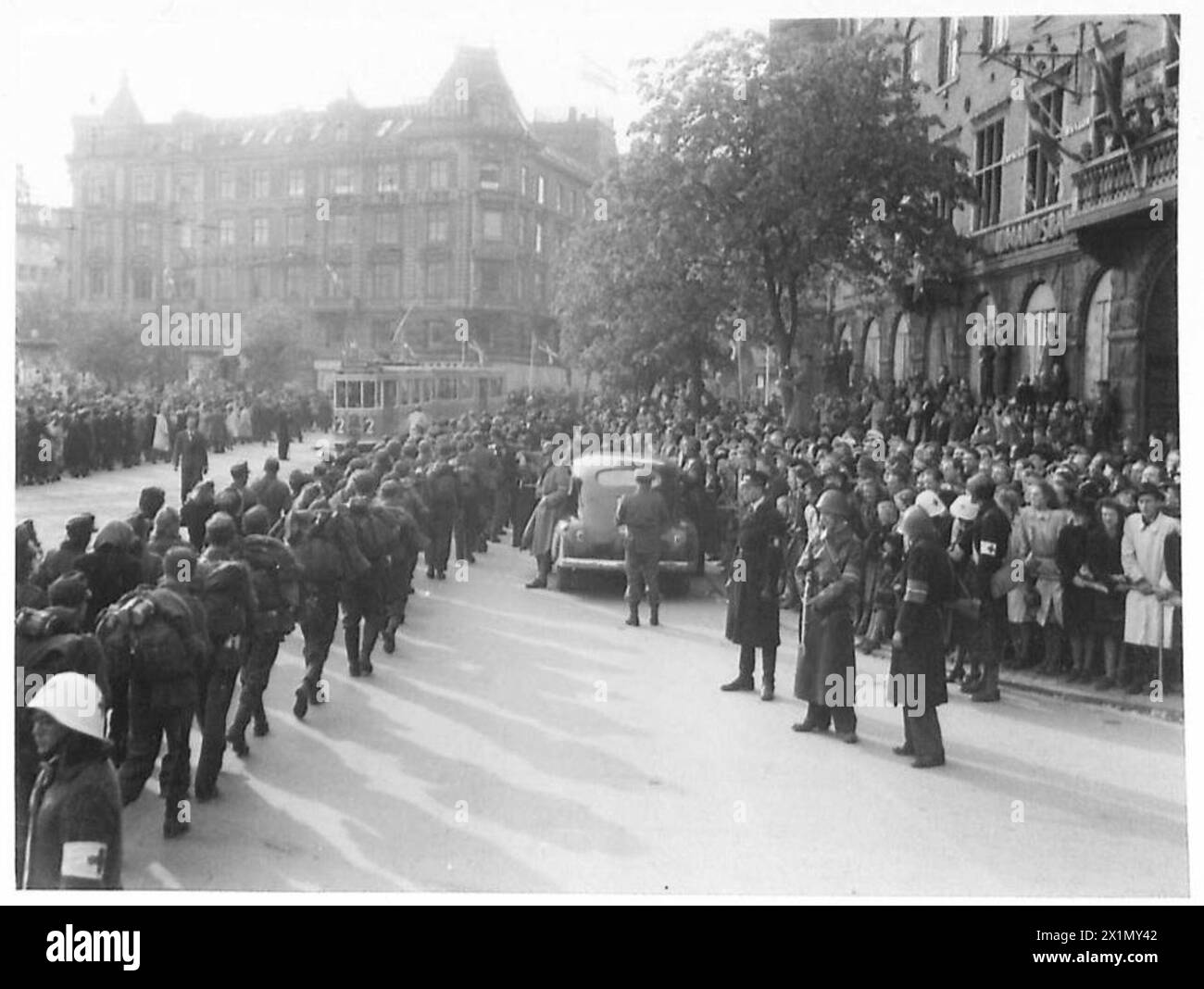 I soldati tedeschi e il personale femminile delle forze armate tornano in Germania attraverso la Piazza del Municipio di Copenaghen, utilizzando carri armati midget, biciclette, veicoli trainati da cavalli e marciando a piedi, sotto osservazione del 21st Army Group britannico. Foto Stock