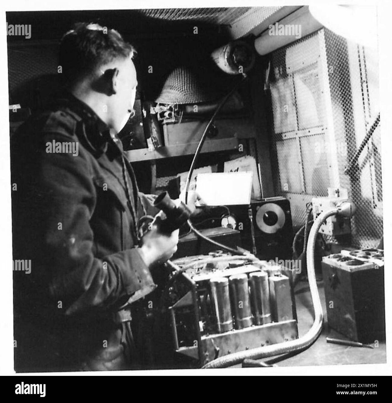 R.E.M.E. IN TUNISIA - CFN. M. Richings di Oxford, calibrando un set wireless No.Mk II da un carro armato crociato, British Army Foto Stock
