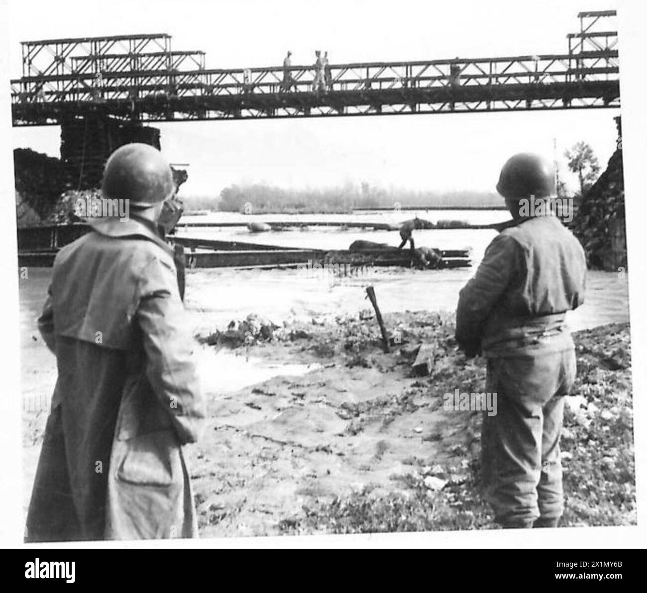 ITALIA : QUINTA ALLUVIONE ARMYITALIAN CREA IL CAOS DEL PONTE - due ingegneri americani che guardano i lavori di riparazione sui ponti danneggiati, British Army Foto Stock