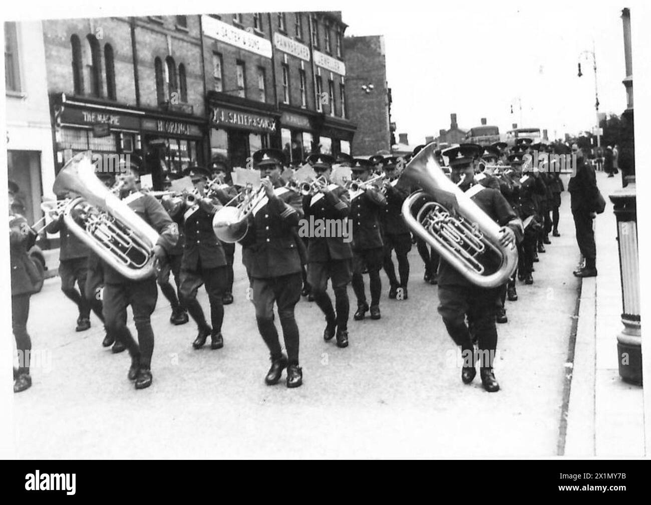 La Band of the Royal Artillery è raffigurata nel distretto di Farnham durante una visita che documenta le installazioni di trappole per carri armati, illustrando la presenza militare cerimoniale e i siti operativi. Foto Stock