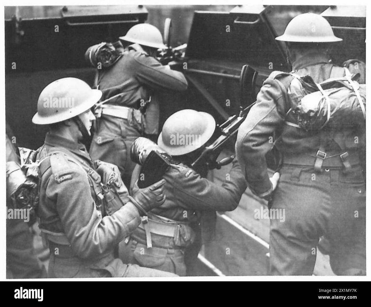 I Bren dell'Esercito polacco si addestrano a bordo di un treno corazzato a Tonbridge, il 31 dicembre 1940, come parte delle operazioni dell'Esercito britannico. Foto Stock
