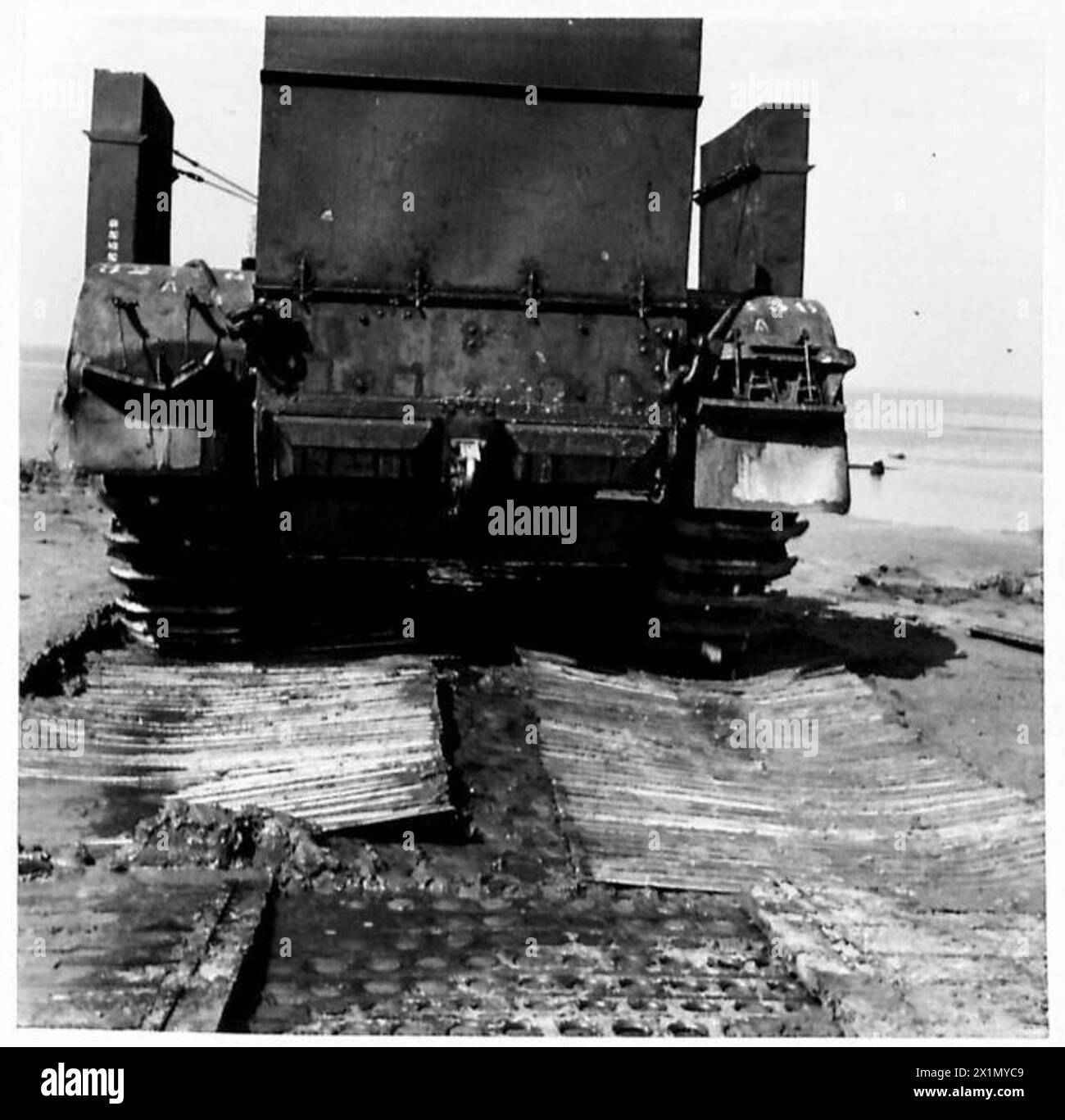 La 79th Armoured Division lavora su binari fangosi per un carro armato Churchill durante il suo secondo giro, largo 5 piedi, British Army. Foto Stock