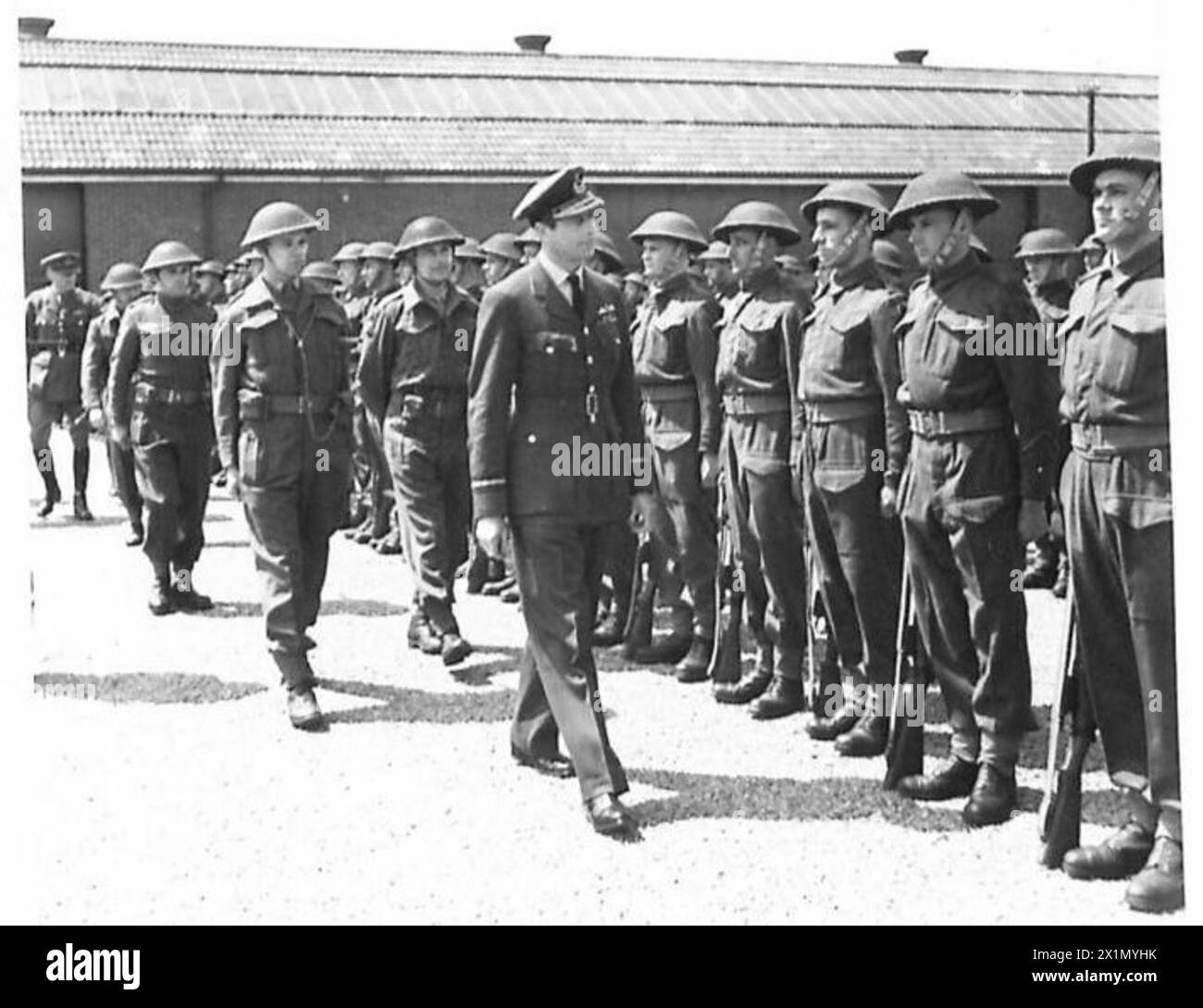 Il duca di Kent ispeziona il battaglione dei Royal Fusiliers durante una parata, osservando la formazione dei soldati, la disciplina e la prontezza militare. Foto Stock