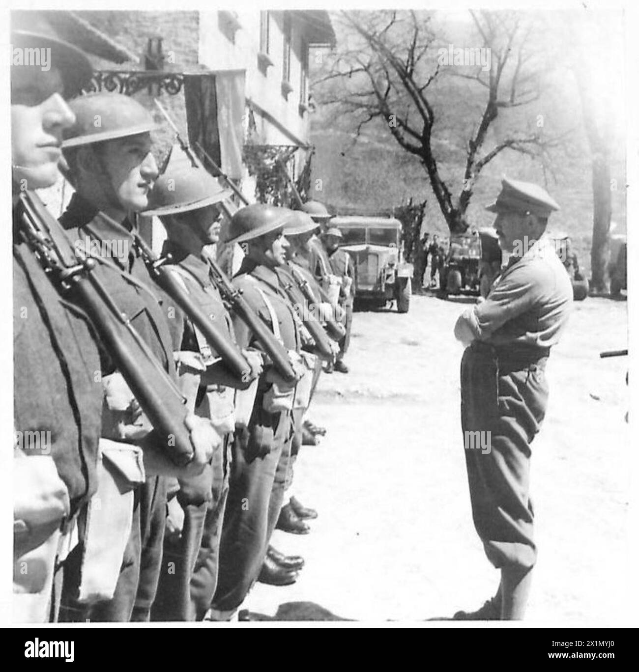 Il generale Leese dell'Ottava Armata visita il quartier generale della Independent Guards Brigade e parla con una guardia in servizio fuori dal quartier generale, British Army. Foto Stock