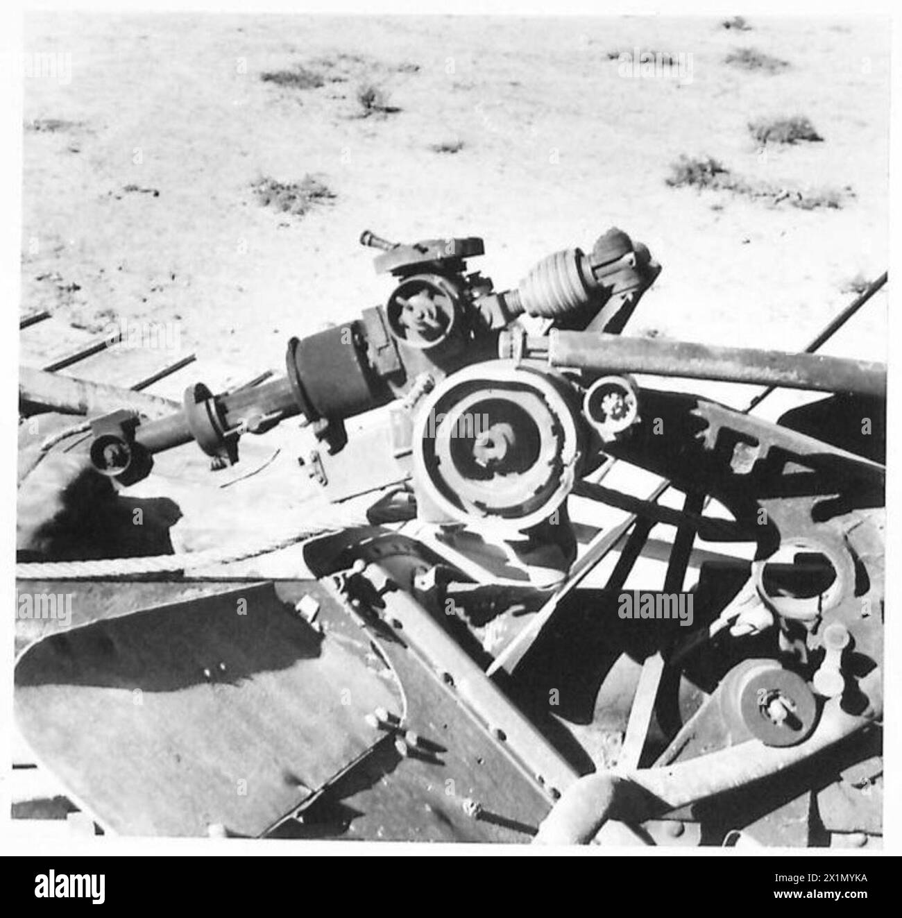 Un cannone antiaereo russo da 80 mm catturato in Libia viene esposto dopo essere stato distrutto da un cannone anticarro, con un tunnel di 12 piedi e proiettili del peso di 19 libbre, British Army. Foto Stock