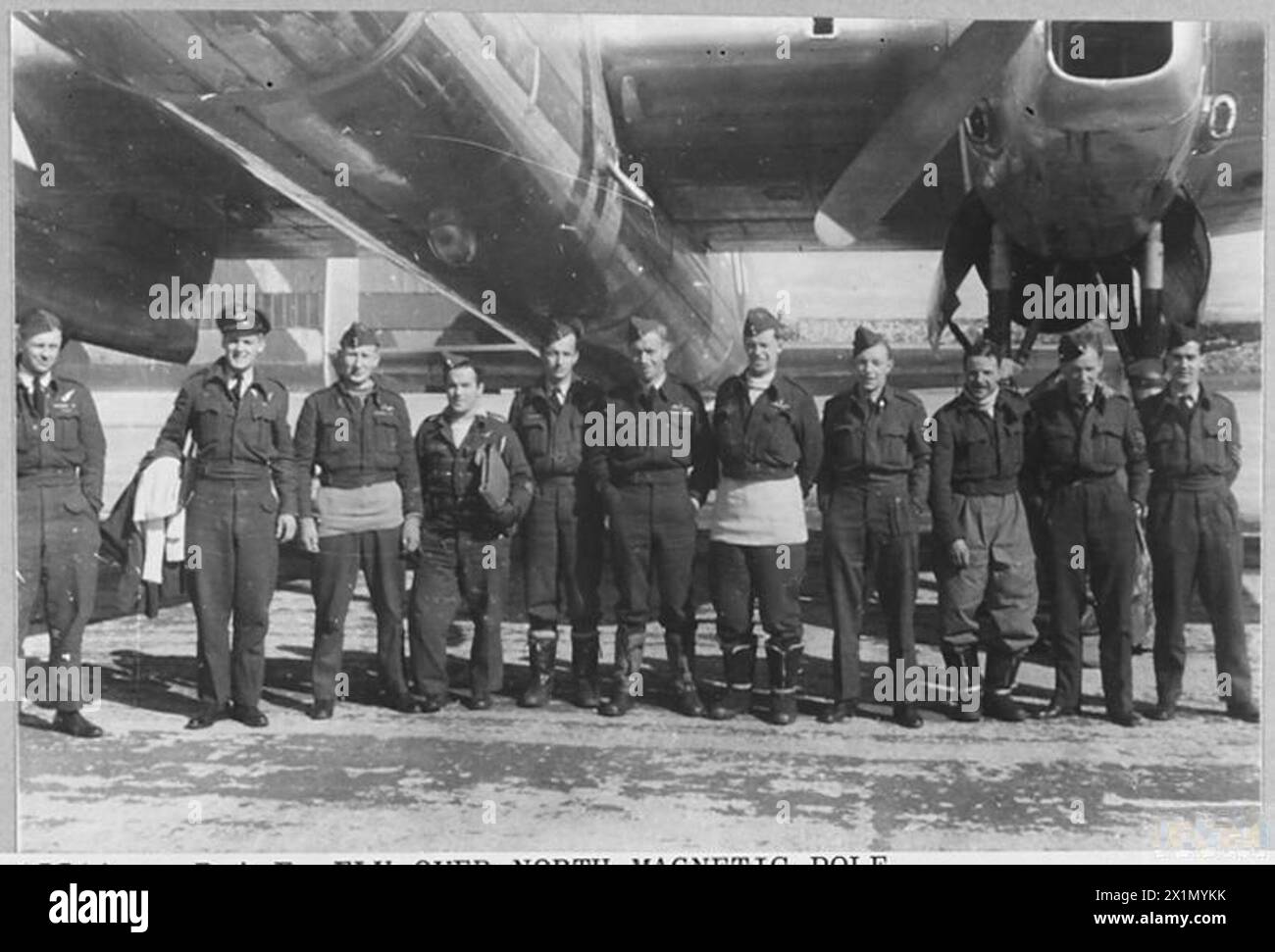 R.A.F. SORVOLANO IL POLO MAGNETICO NORD - 15493 immagine emessa 1945 spettacoli - ufficiali, sottufficiali e aviatori responsabili del volo degli "ARIETE". Da sinistra a destra, comandante H.W. Anderson, OBE., DFC., navigatore senior di Redworth Terrace, Totnes. Wing Commander K.C. Maclure; Senior Observer di Westmount, provincia del Quebec. Warrant Officer A.S. Smith; Wireless Operator, of 18 Crofton Righ, Kinghorn, Fife; Flight Lieutenant S.T. Underwood; Navigator/Plotter of 18 Ashby Road, Coalville; Wing Commander D.C. McKinley, DFC., AFC., Captain, of High Hatton Hall, Hodnet, Shropshire. Capo squadrone A.J. Foto Stock