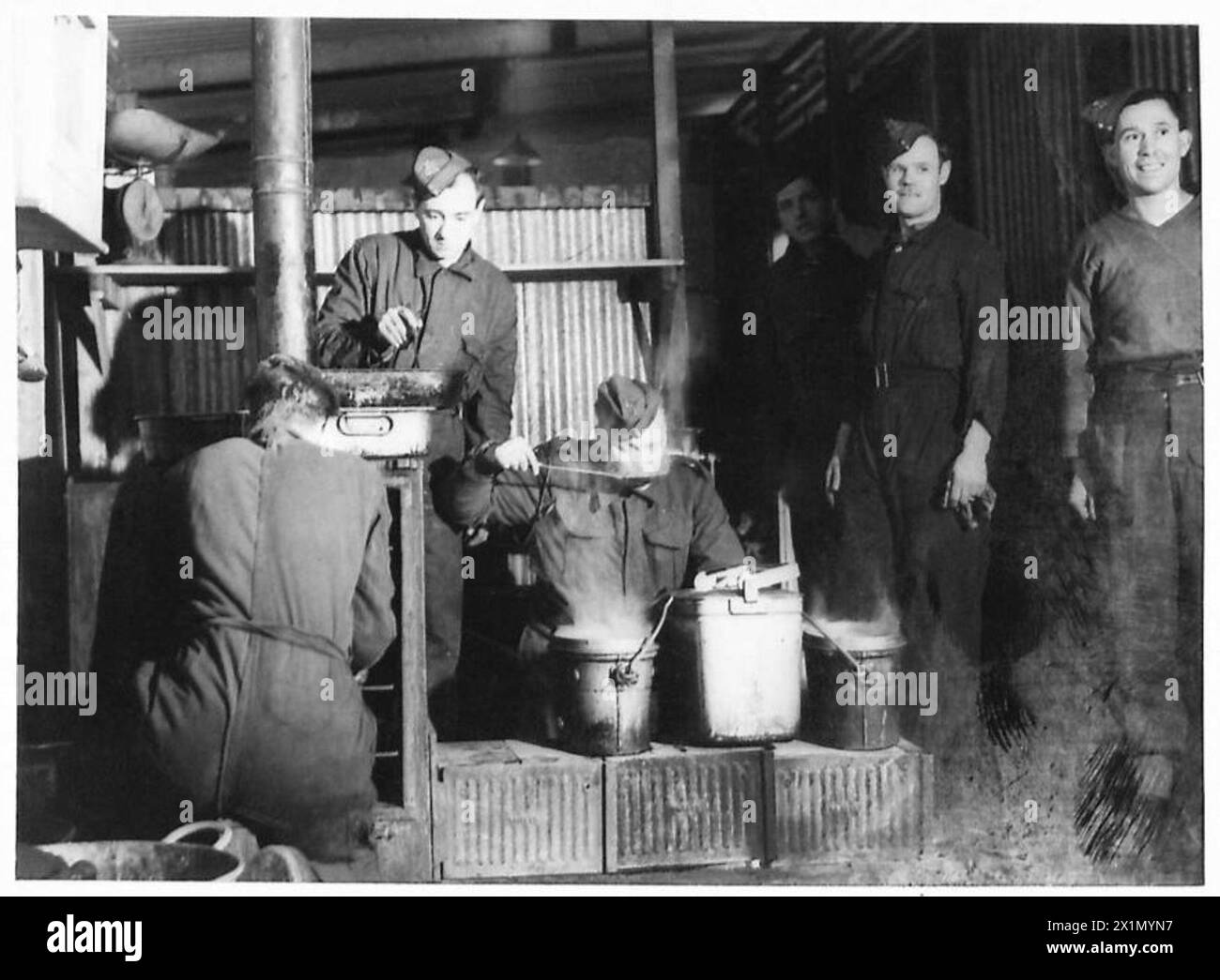 Le razioni delle truppe vengono preparate all'interno di una cookhouse, inclusa una zuppa di degustazione per garantire qualità e preparazione al personale militare. Foto Stock