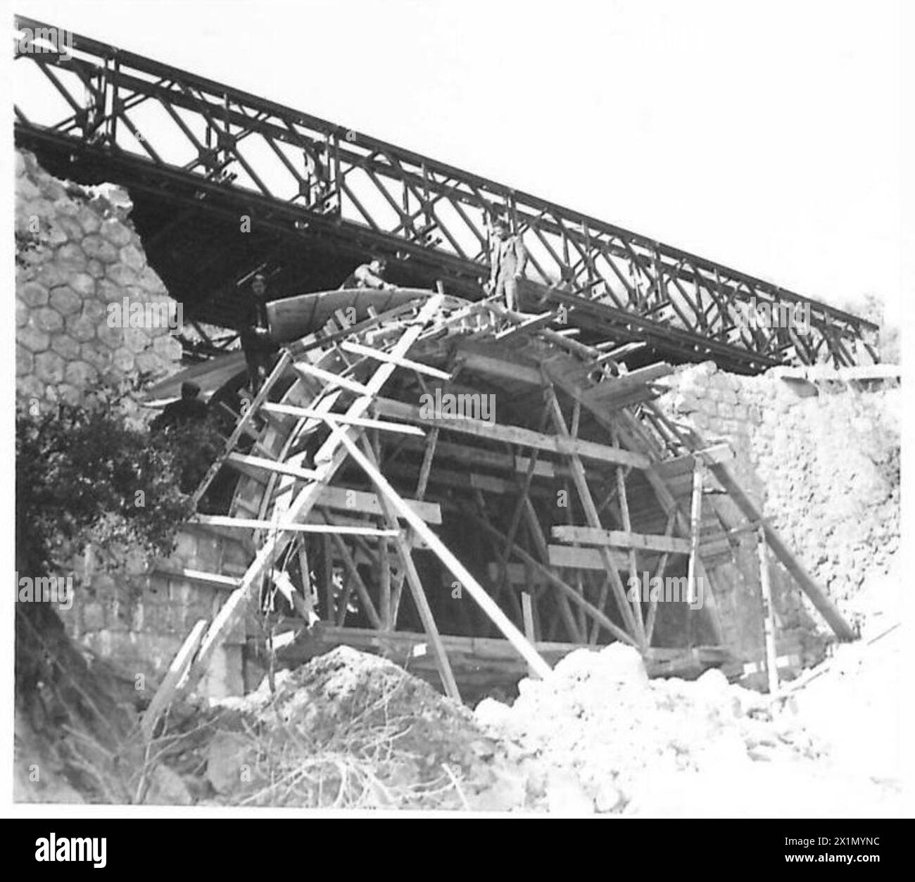 I lavoratori greci lavorano alla costruzione di un nuovo ponte a un miglio da Pelasia come parte della ricostruzione delle comunicazioni, sotto l'osservazione dell'esercito britannico. Foto Stock