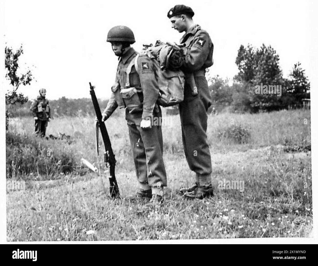 Il soldato Stead, un paracadutista, viene mostrato trasportando un carico pesante durante gli esercizi di addestramento dell'esercito britannico. Foto Stock