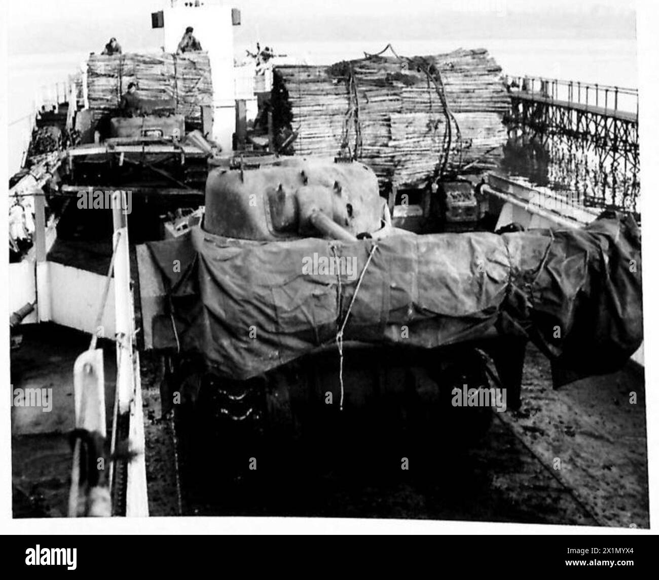 British Army sta testando un dispositivo progettato per consentire ai carri armati di salire su pendenze eccezionalmente ripide, carico 15 [1]. Foto Stock