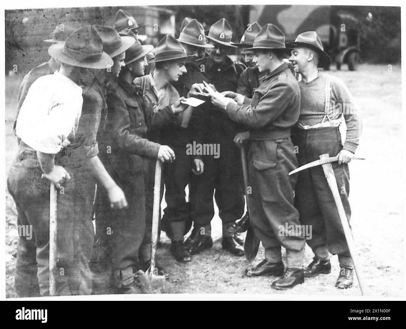 Il personale dell'esercito britannico dell'Impero riceve e legge notizie da casa mentre serve durante la guerra. Foto Stock
