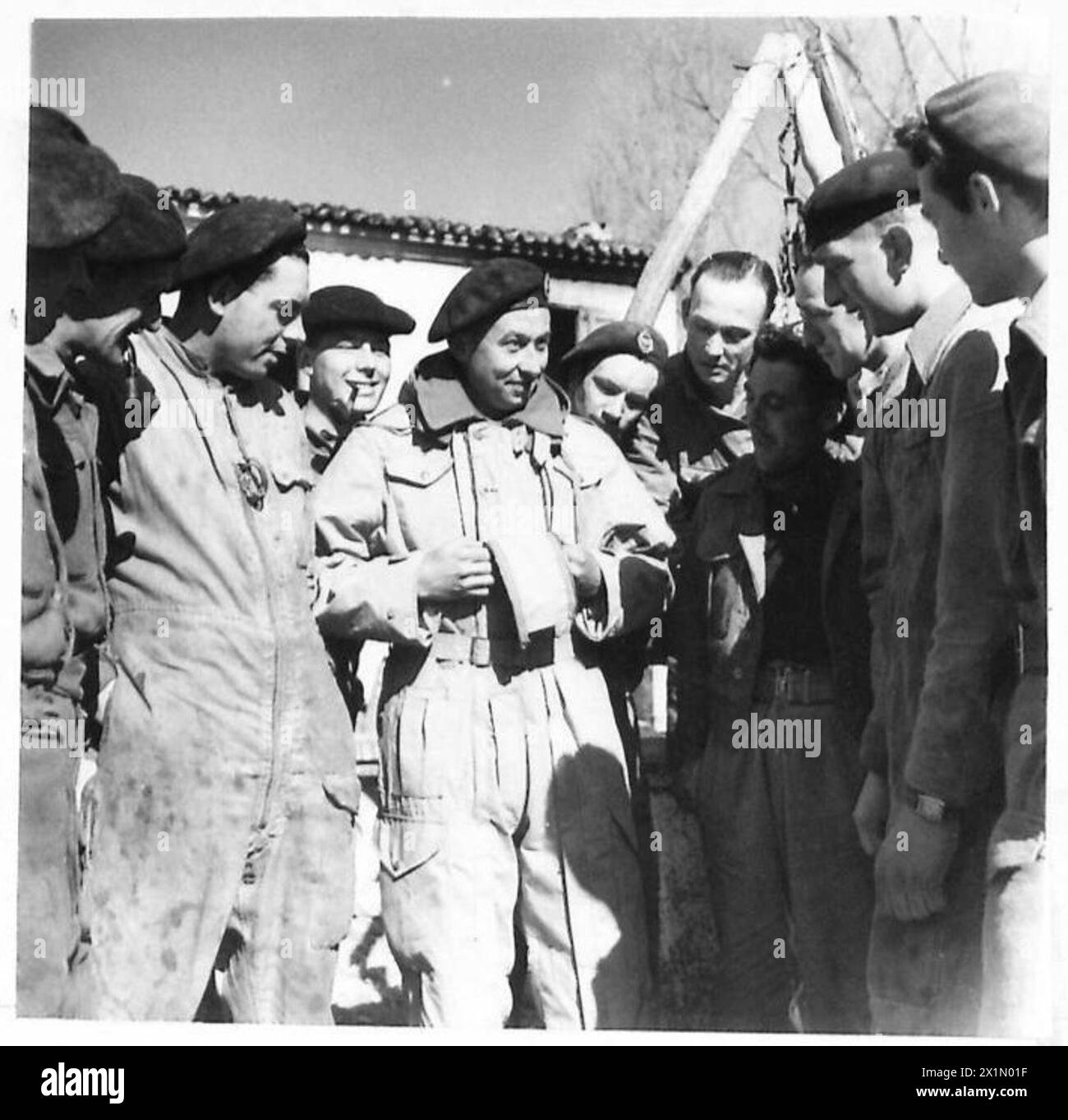 TPR. Jim Bateman dell'esercito britannico dimostra la nuova tuta da corazzata, soprannominata "tuta zoot", durante le operazioni in Nord Africa, Sicilia, Italia, Balcani e Austria, 1942-1946. Foto Stock