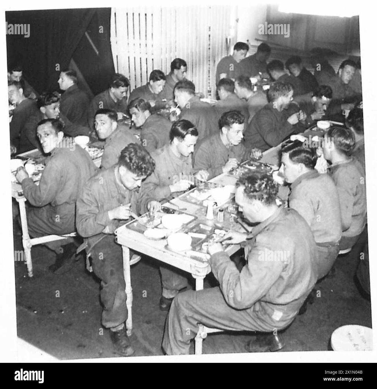 Durante l'esercitazione Fabius, le truppe dell'esercito britannico a bordo di una Landing Ship Infantry vengono forniti pasti dalla Marina in una moderna caffetteria. Foto Stock