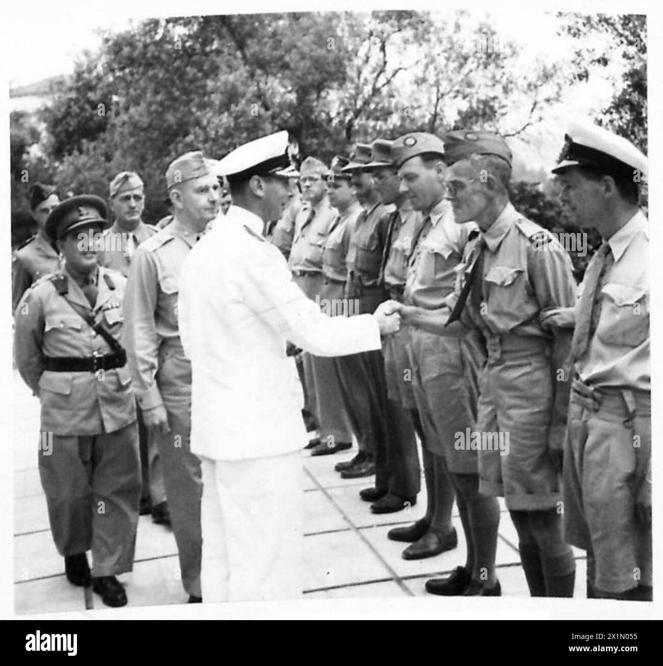 L'ESERCITO BRITANNICO IN NORD AFRICA, SICILIA, ITALIA, BALCANI E AUSTRIA 1942-1946 - H.M. stringe la mano a Evelyn Montague del Manchester Guardian, British Army Foto Stock