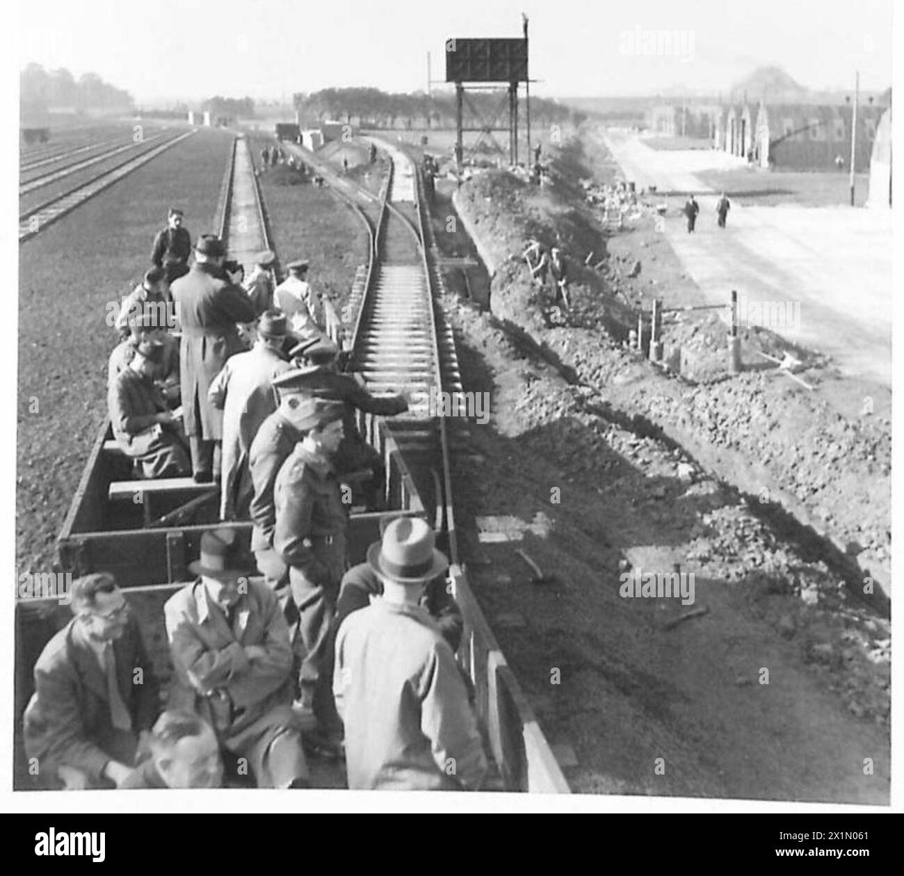 Corrispondenti, appaltatori e ufficiali del Royal Engineer visitano un deposito di rifornimenti generali per i negozi e le attrezzature americane via ferrovia, British Army. Foto Stock