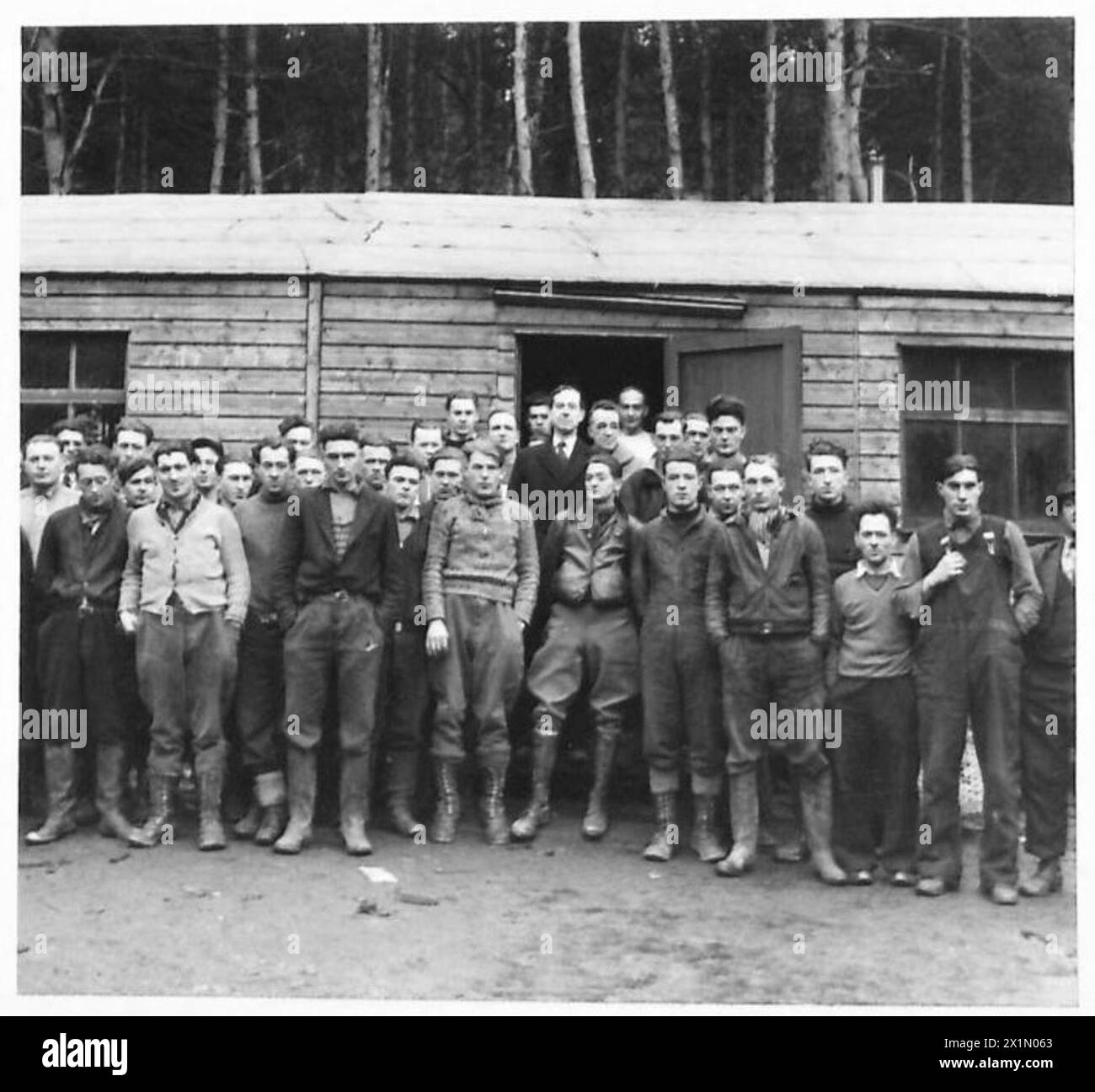 Il signor Penson visita i campi di legname scozzesi, accompagnato da un gruppo di taglialegna, osservando le operazioni di legname, British Army. Foto Stock Il signor Penson visita i campi di legname scozzesi, accompagnato da un gruppo di taglialegna, osservando le operazioni di legname, British Army. Foto Stock