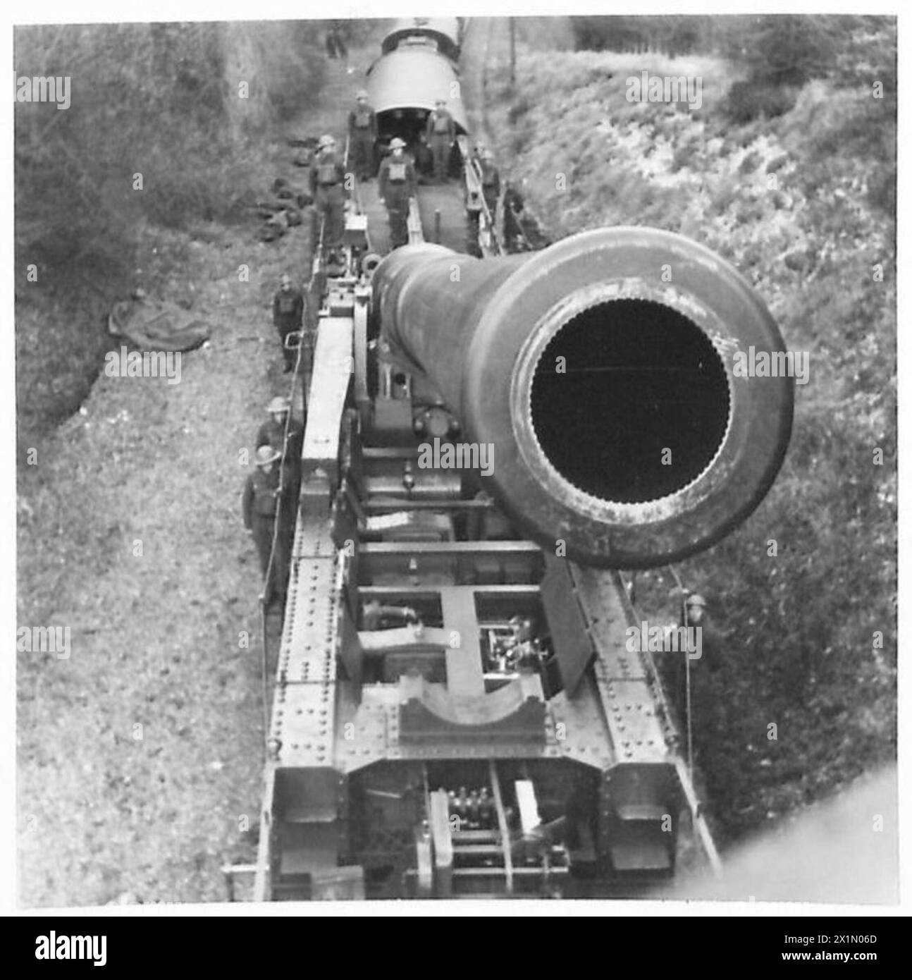 Una grande pistola montata su ringhiera è esposta con la sua targhetta visibile, British Army. Foto Stock