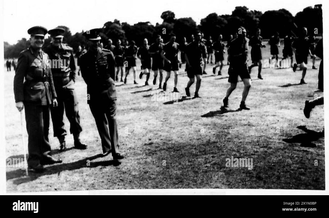 Sua Maestà il Re osserva il personale delle guardie gallesi durante un'esercitazione condotta dall'esercito britannico. Foto Stock