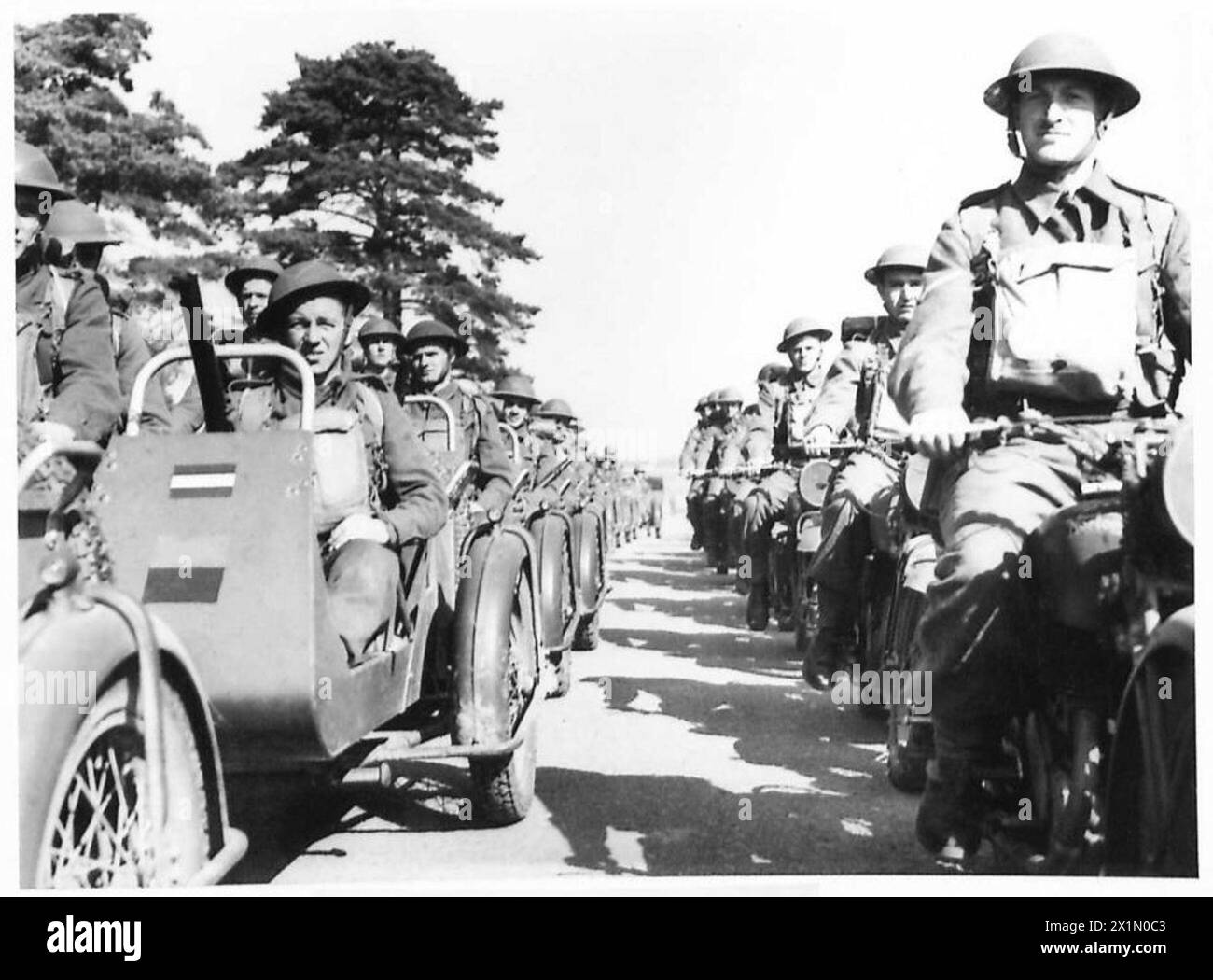 I motociclisti dell'esercito britannico dei Royal Northumberland Fusiliers vengono mostrati mentre viaggiano su strada durante le operazioni di ricognizione. Foto Stock