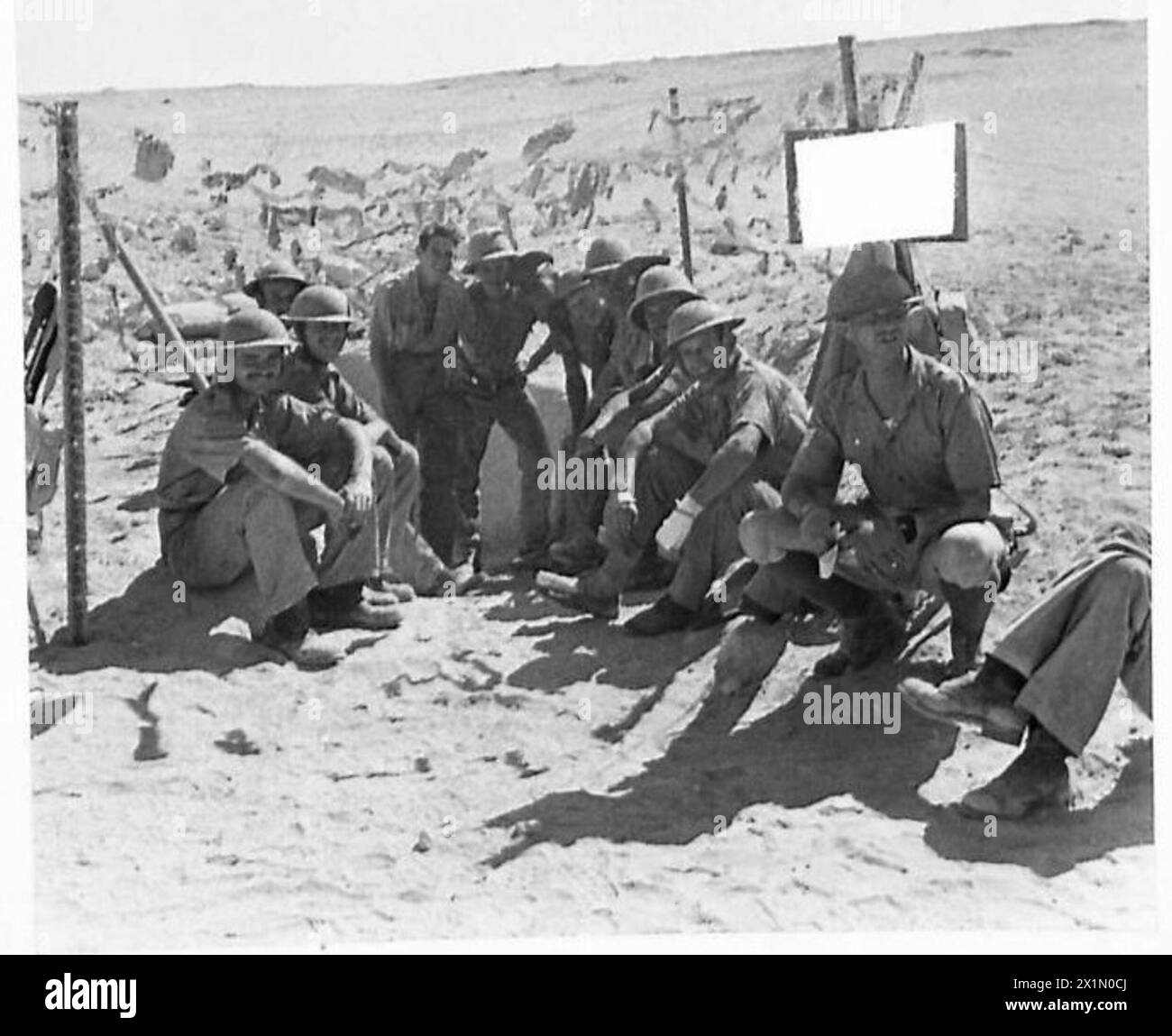 I soldati si riposano tra i compiti nel deserto occidentale, British Army. Foto Stock