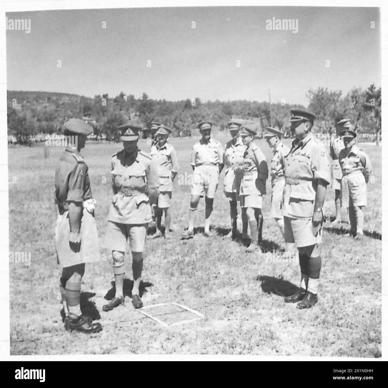 Sua Maestà il Re incontra gli ufficiali della Eighth Army Division alla conclusione di una cerimonia di investitura, British Army. Foto Stock