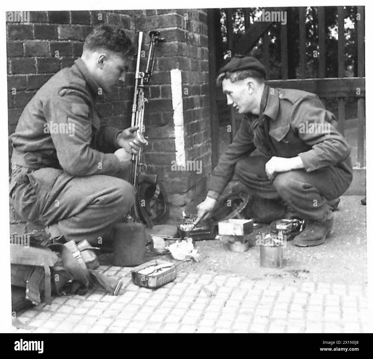 Le truppe canadesi del Chilwell Ordnance Depot utilizzano i Compo Pack di 14 giorni contenenti una stufa spiritosa, barattoli di sardine e bully beef per le razioni sul campo, British Army. Foto Stock