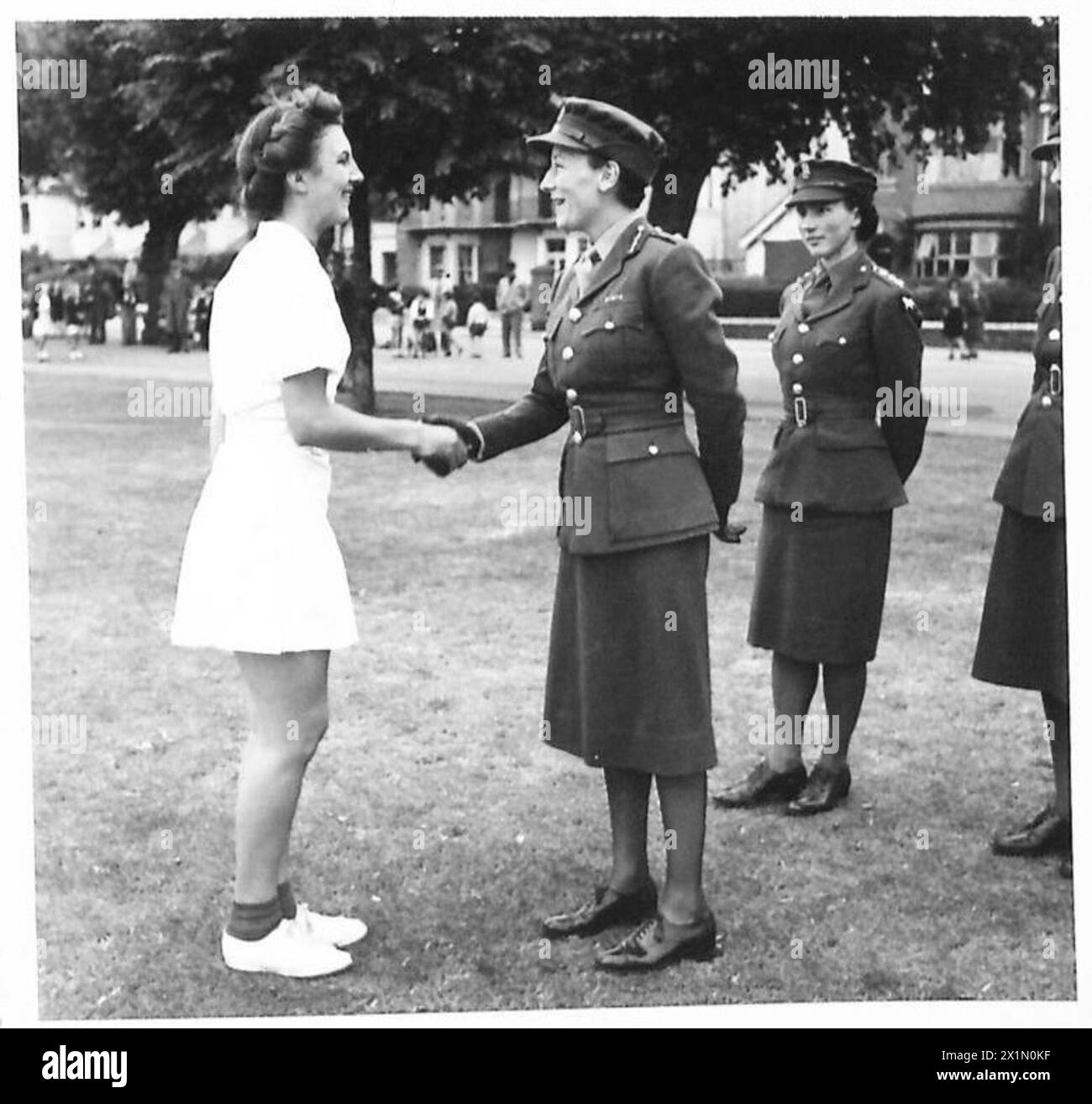 DATS si congratula con il caporale Mary Vincent, istruttore PT, per l'esecuzione della sua classe ATS, illustrando la valutazione e il riconoscimento della formazione nell'esercito britannico. Foto Stock