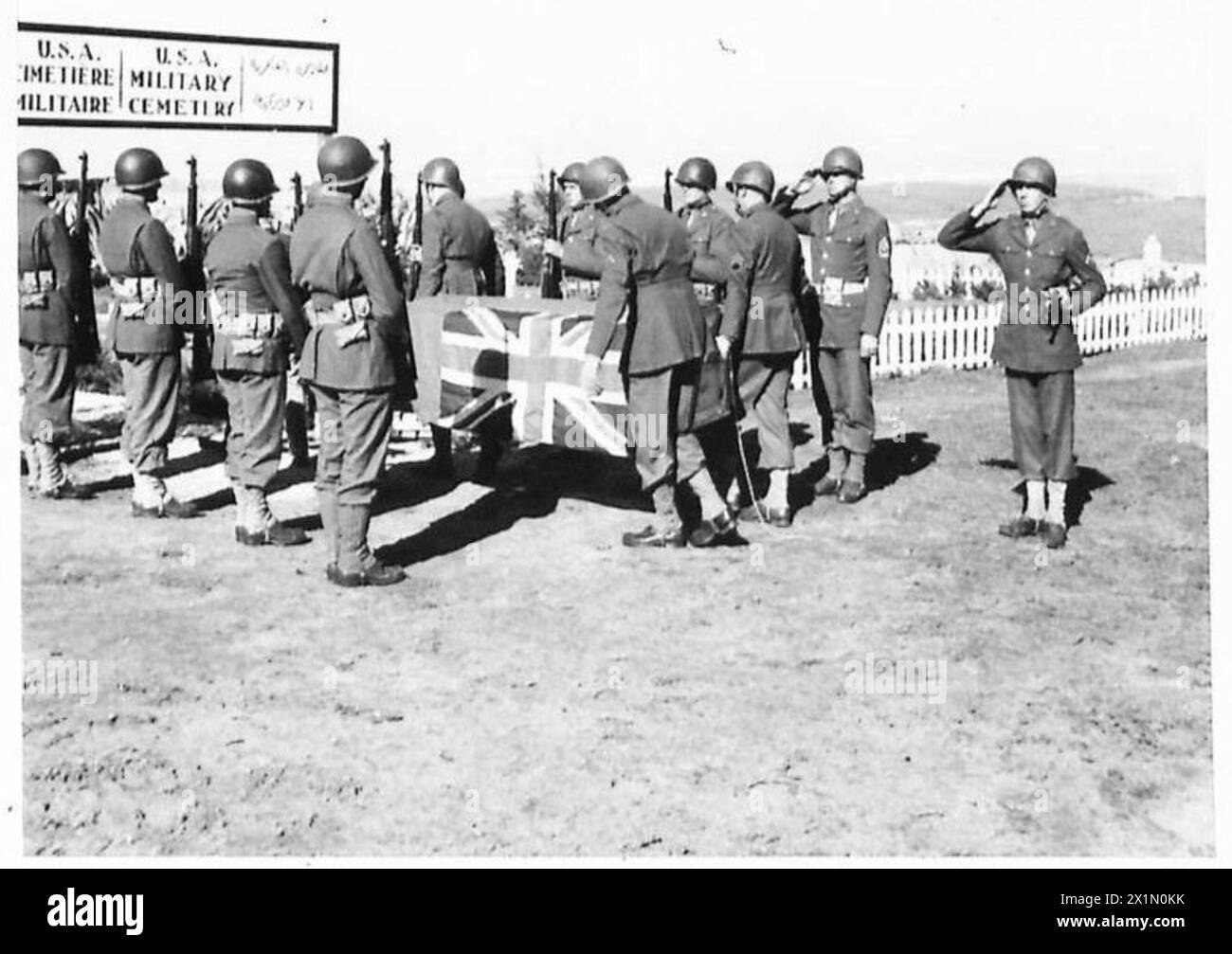 Un funerale militare si tenne per il corrispondente di guerra Edouard Beaudry al cimitero di guerra degli Stati Uniti a Port Lyautey dopo la sua morte durante un incidente aereo nella campagna di Tunisia, novembre 1942, British Army. Foto Stock