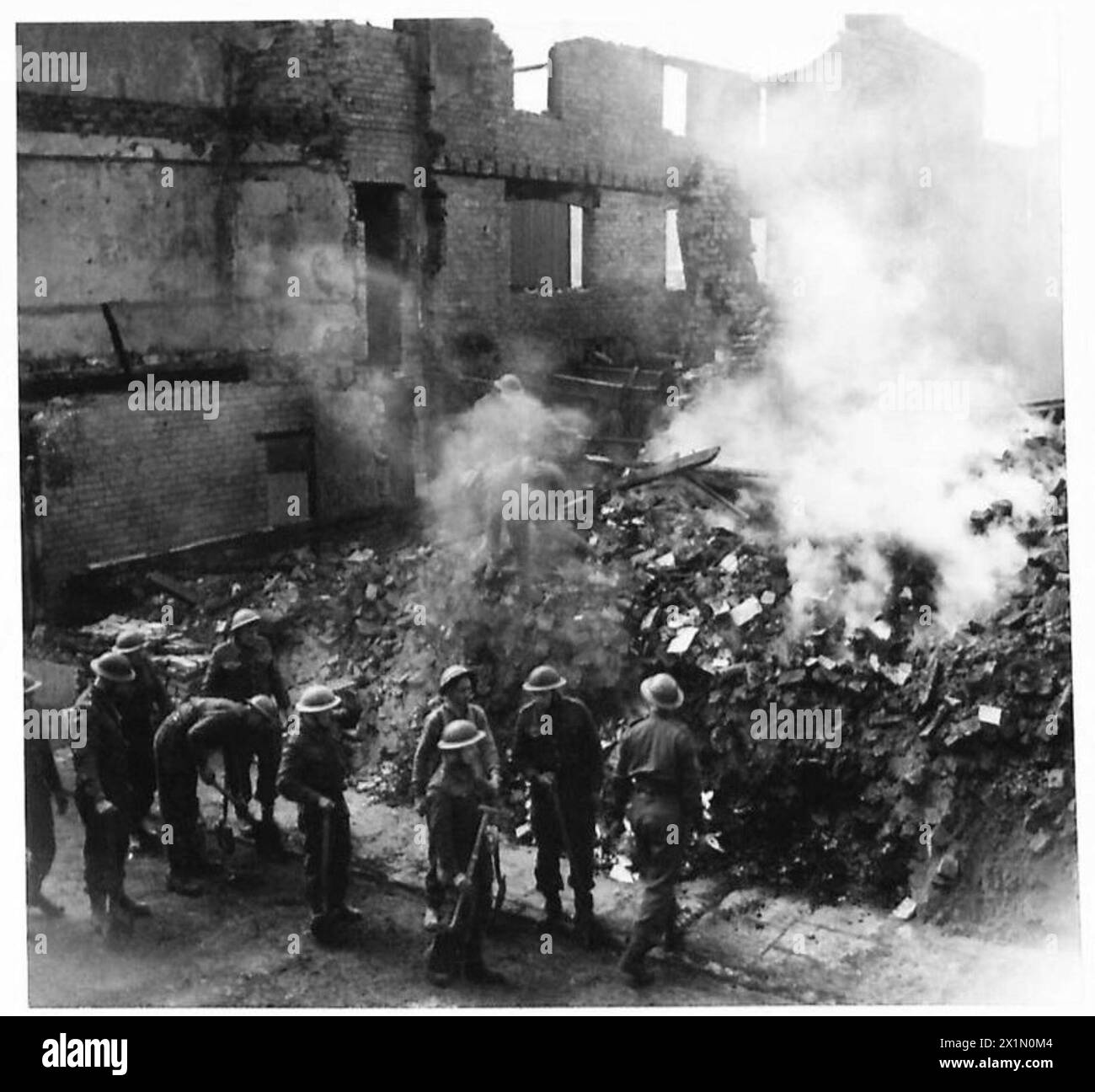 La fotografia documenta i danni provocati dalle bombe alle strutture e all'ambiente circostante, illustrando la distruzione e l'impatto dell'esercito britannico. Foto Stock