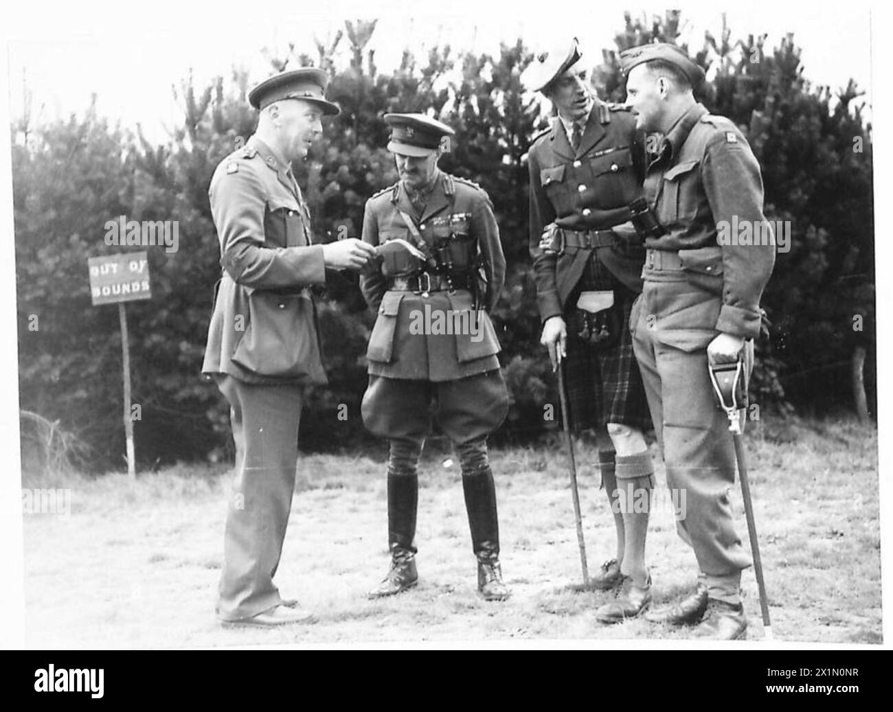 DIMOSTRAZIONE DI MOTOCICLI IN MASSA - da sinistra a destra - Capitano P.R. Clare, Brigadiere A.L.W. Newth, Colonnello T. Barber dei Cameron Highlanders e maggiore J. Vining, British Army Foto Stock