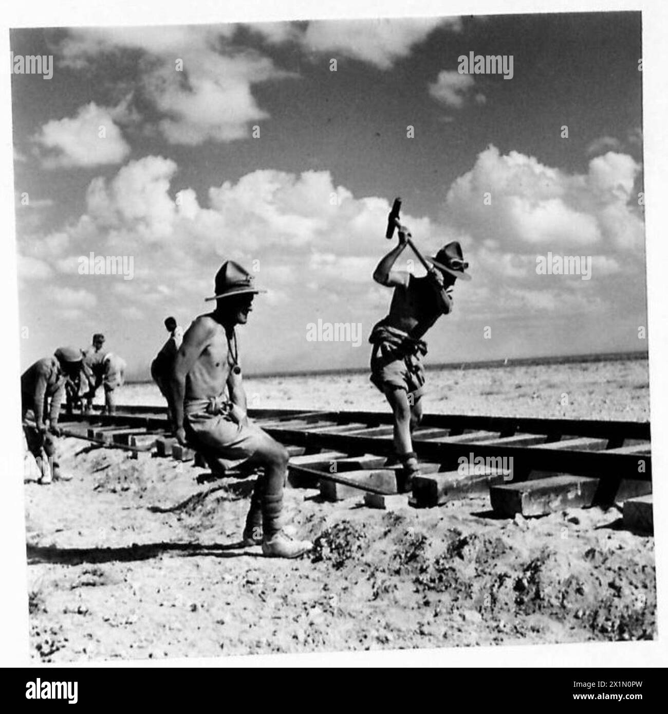 IMMAGINI DELLA COSTRUZIONE occidentale DESERTRAILWAY - dopo aver posizionato le rotaie, i perni vengono inseriti, per mantenere la rotaia in posizione, British Army Foto Stock