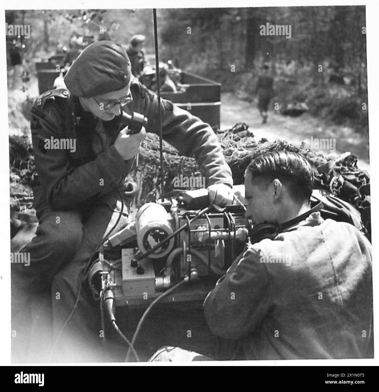 Il personale controlla un set wireless No.19 Mk.3 installato su un veicolo M.14 durante i preparativi per il secondo fronte, British Army. Foto Stock