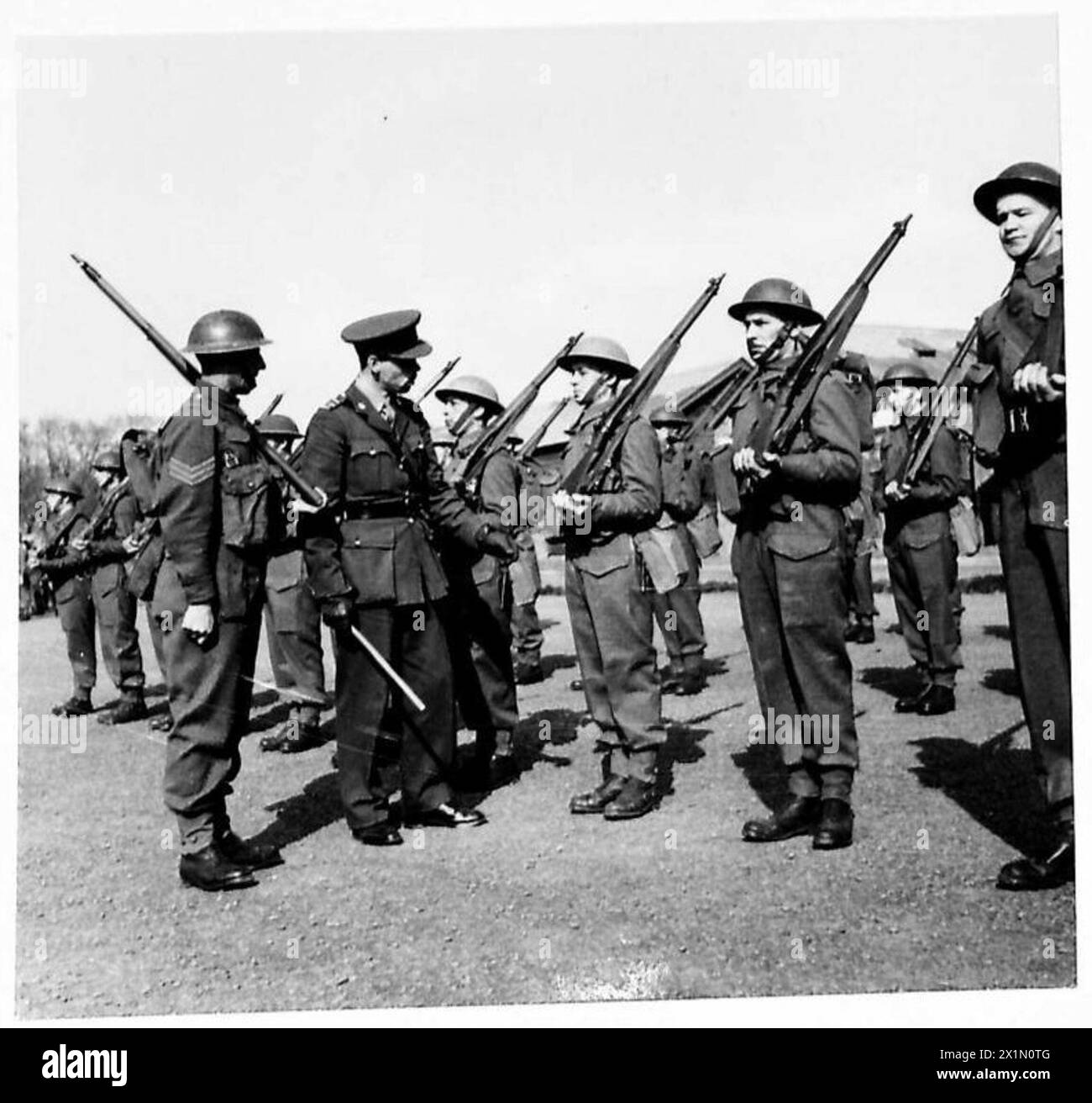 Il personale dell'esercito britannico ispeziona le reclute in un centro di addestramento primario nell'Irlanda del Nord dopo quattro settimane di addestramento di base. Foto Stock