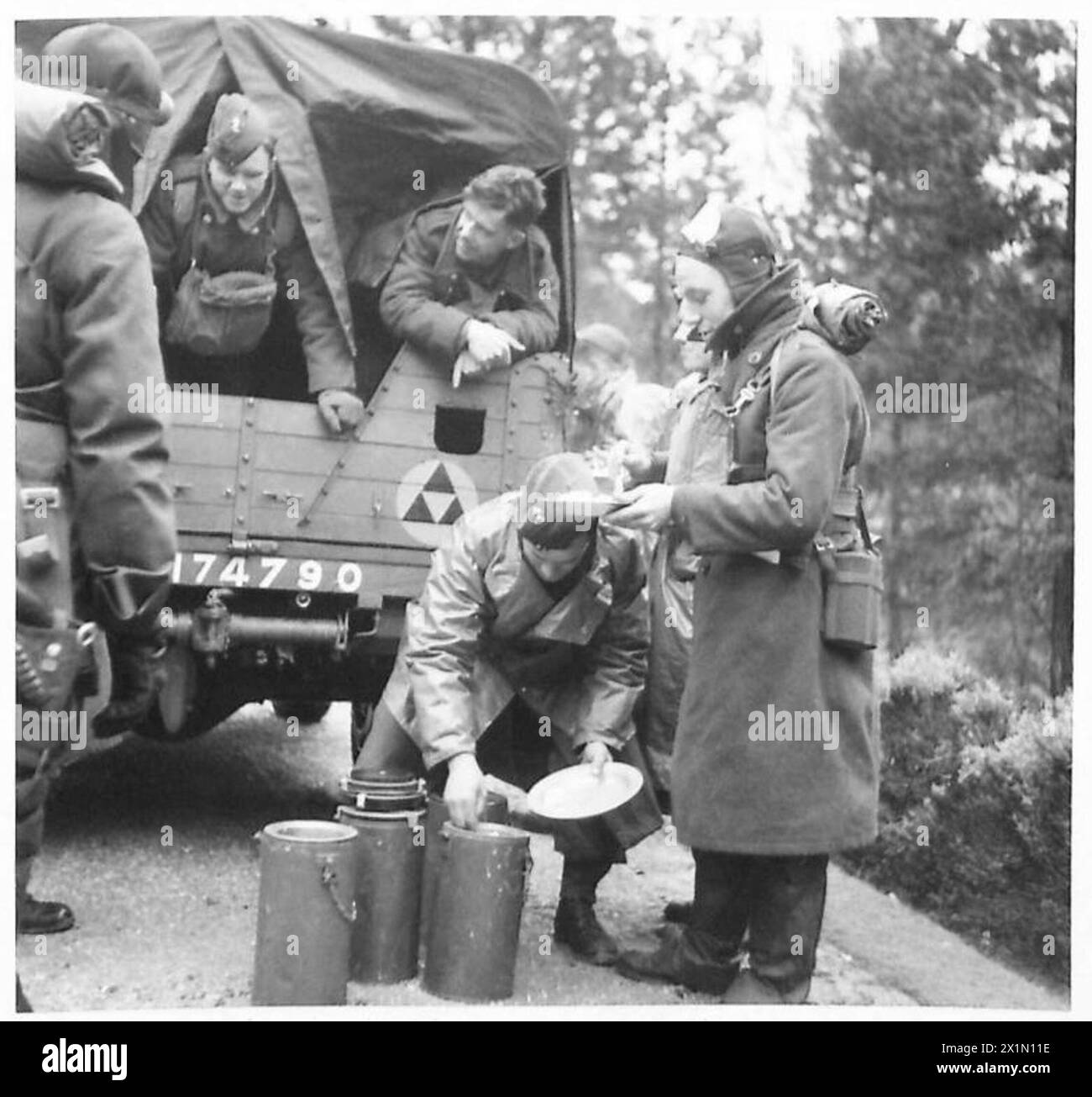 Durante un finto esercizio di battaglia, due divisioni ricevono razioni calde, dimostrando miglioramenti nella ristorazione sul campo e nella logistica di rifornimento dell'esercito britannico. Foto Stock