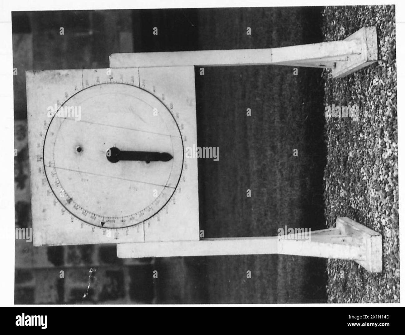 Il colonnello Armstrong dello Scottish Command dimostra un Range Dial che inventò per le difese fisse, con fotografie dettagliate registrate per riferimento, British Army. Foto Stock Il colonnello Armstrong dello Scottish Command dimostra un Range Dial che inventò per le difese fisse, con fotografie dettagliate registrate per riferimento, British Army. Foto Stock
