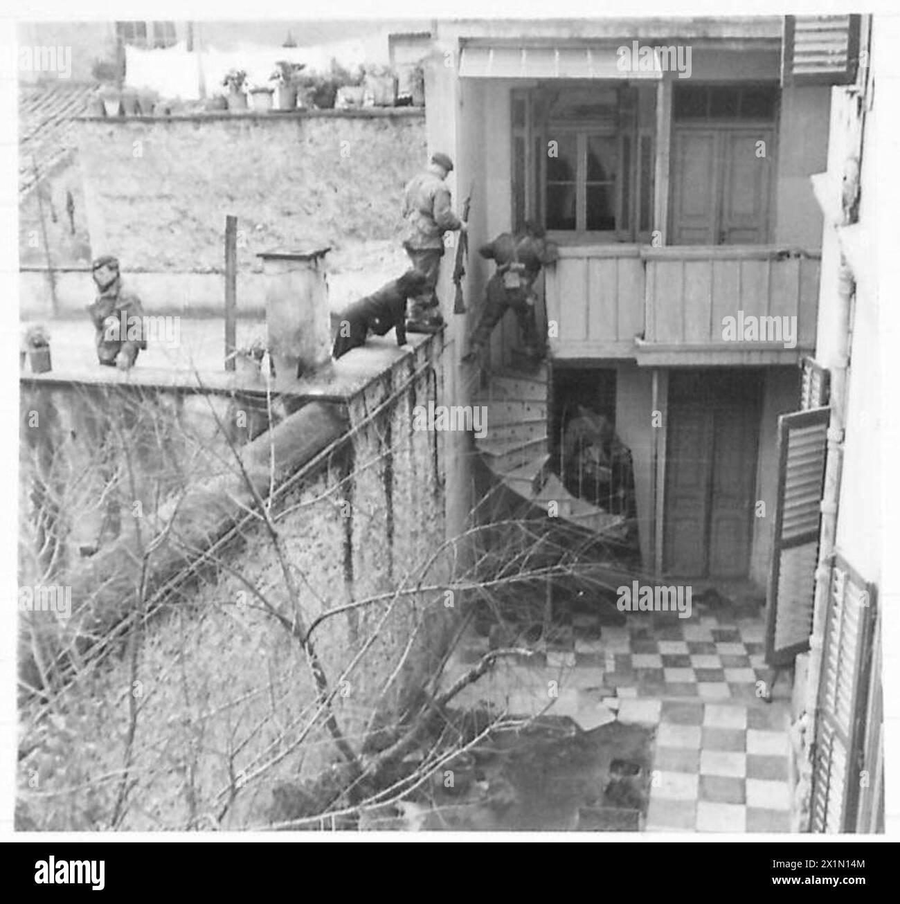 Il 31 dicembre 1944, i paracadutisti dell'esercito britannico ad Atene usarono tattiche sul tetto per liberare le posizioni nemiche a sud di Metaxouriyon, incontrando il fuoco di mortai a lungo raggio delle truppe E.L.A.S. Foto Stock