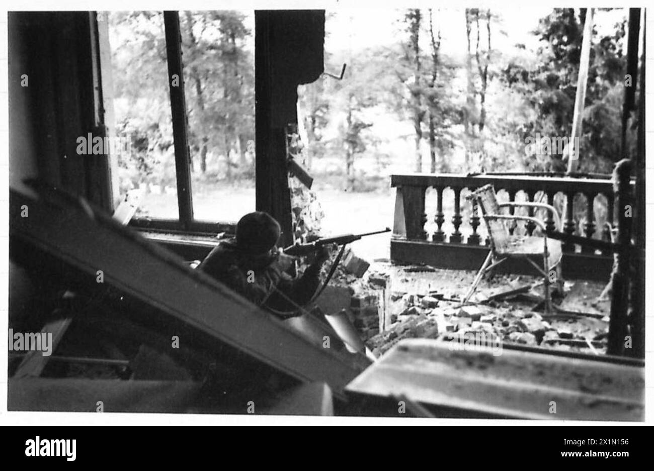 Nel settembre 1944, una pattuglia paracadutista opera all'interno di case in rovina a Oosterbeek durante l'operazione Market Garden e la battaglia per Arnhem, Paesi Bassi. Foto Stock