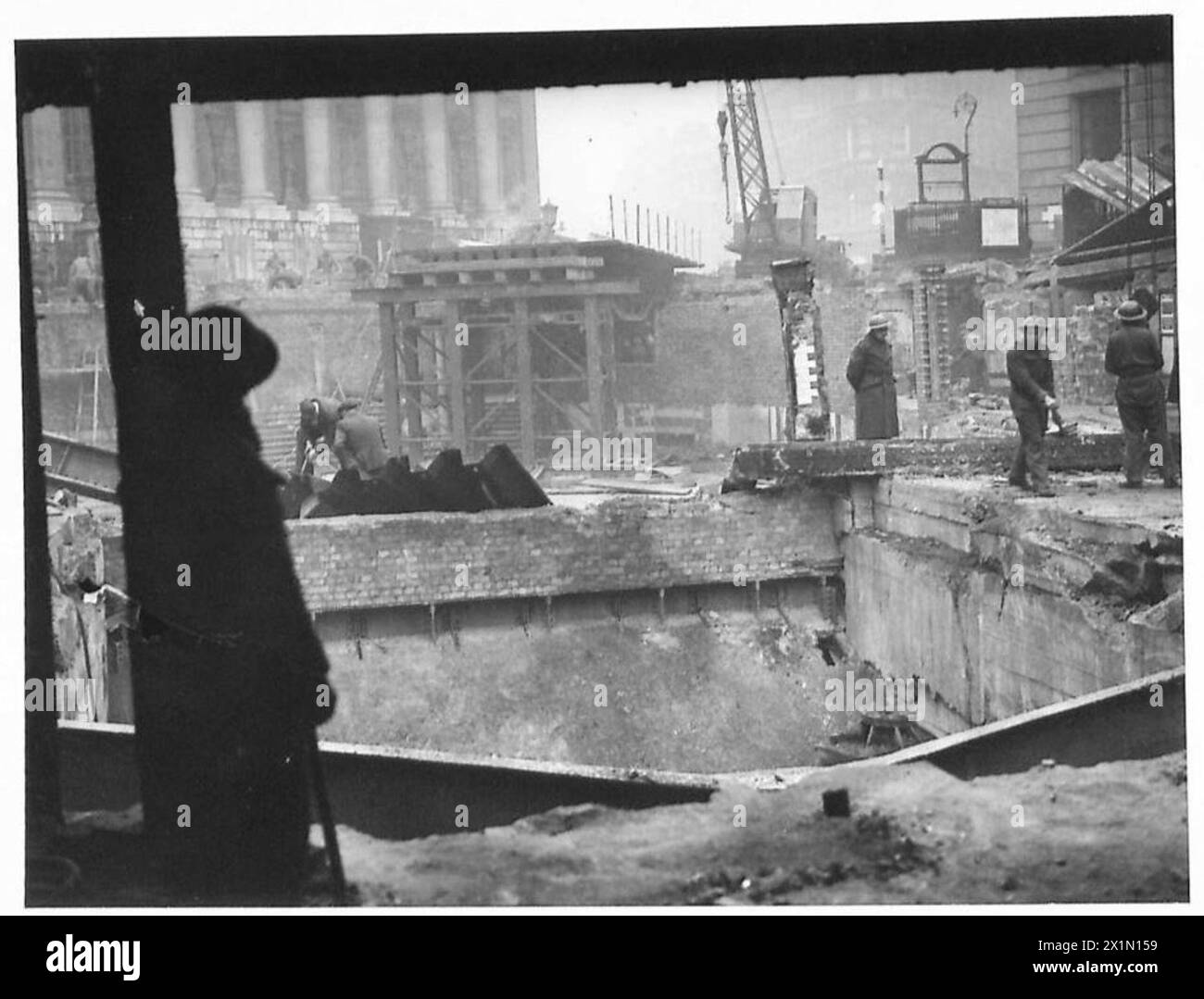 I Royal Engineers riparano i danni da bombe alla metropolitana fuori dalla Bank of England, costruendo un ponte stradale temporaneo sul cratere. Foto Stock