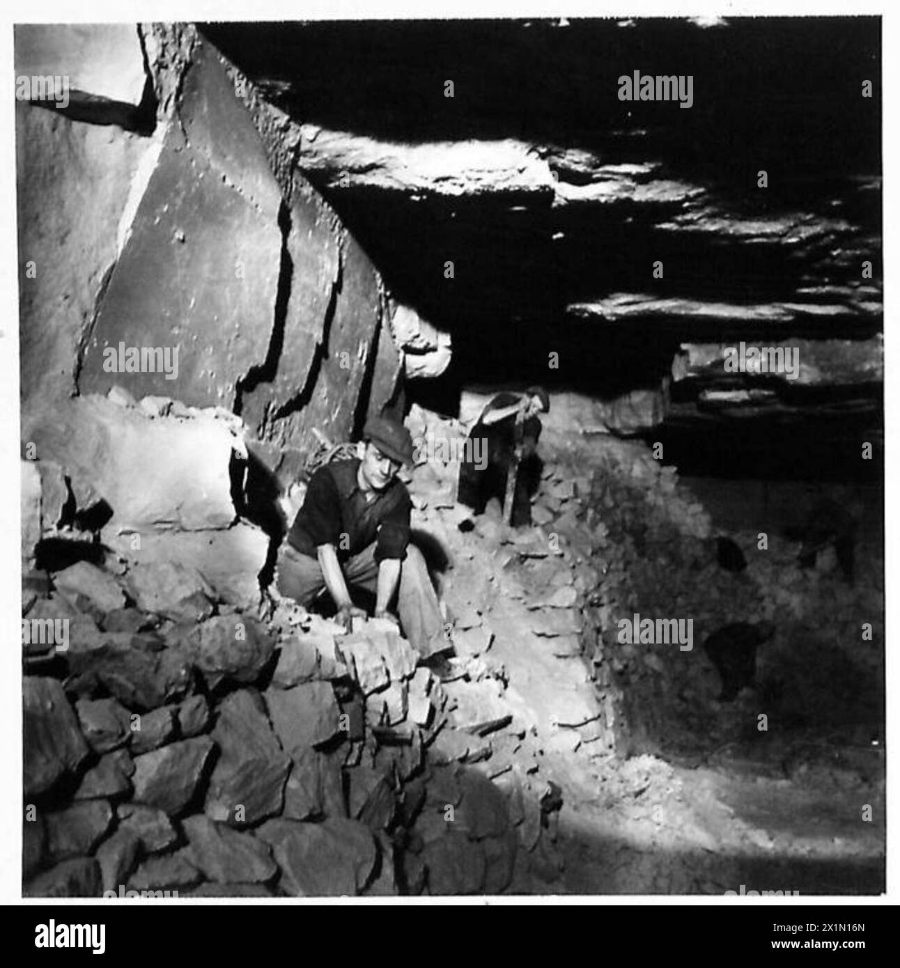 Il personale dell'esercito britannico pulisce i detriti della cava dai vecchi lavori in un grande deposito sotterraneo di munizioni. Foto Stock