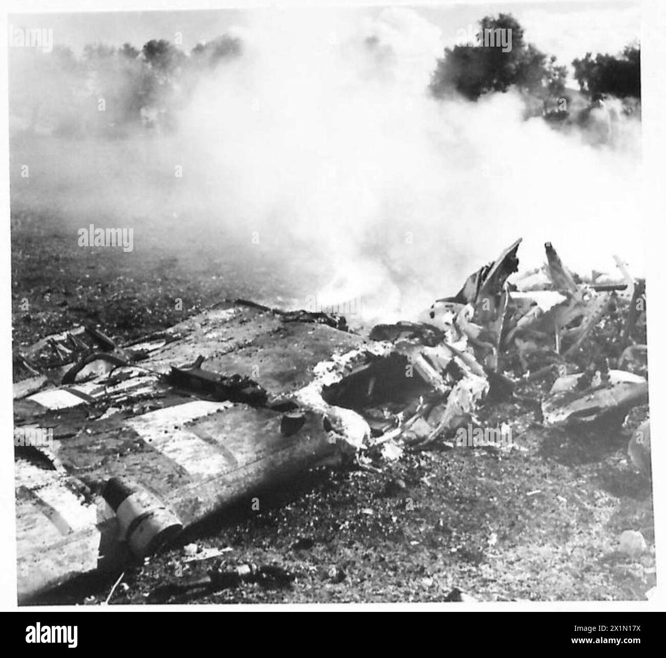 L'ESERCITO BRITANNICO NELLA CAMPAGNA IN TUNISIA, DAL 1942 NOVEMBRE al 1943 MAGGIO - uno dei due JU 88 abbattuti a Bou Arada, l'equipaggio fu bruciato a morte. La battaglia di Bou Arada si intensificò di nuovo. I tedeschi attaccarono dalla "Two Tree Hill" con carri armati e fanteria. Le truppe del V corpo britannico in posizione sulla "Green Hill" (a circa 5000 metri di distanza dalla "Two Tree Hill") tennero e sconfissero l'attacco. 17 carri tedeschi furono distrutti dai cannoni britannici da 25 libbre. La battaglia continuò tutto il giorno con Messerschmitts e Junkers che bombardavano le posizioni britanniche. Uno ME e due JU 88 sono stati abbattuti. 18 gennaio 19 Foto Stock