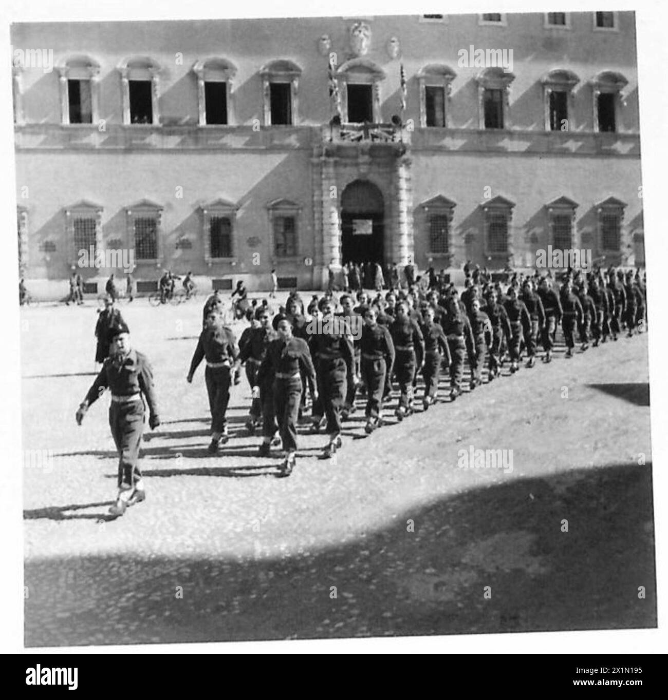 I battaglione, i Royal Irish Fusiliers della Irish Brigade arrivano in una cattedrale per un servizio prima della parata del giorno di San Patrizio, organizzata dall'esercito britannico. Foto Stock